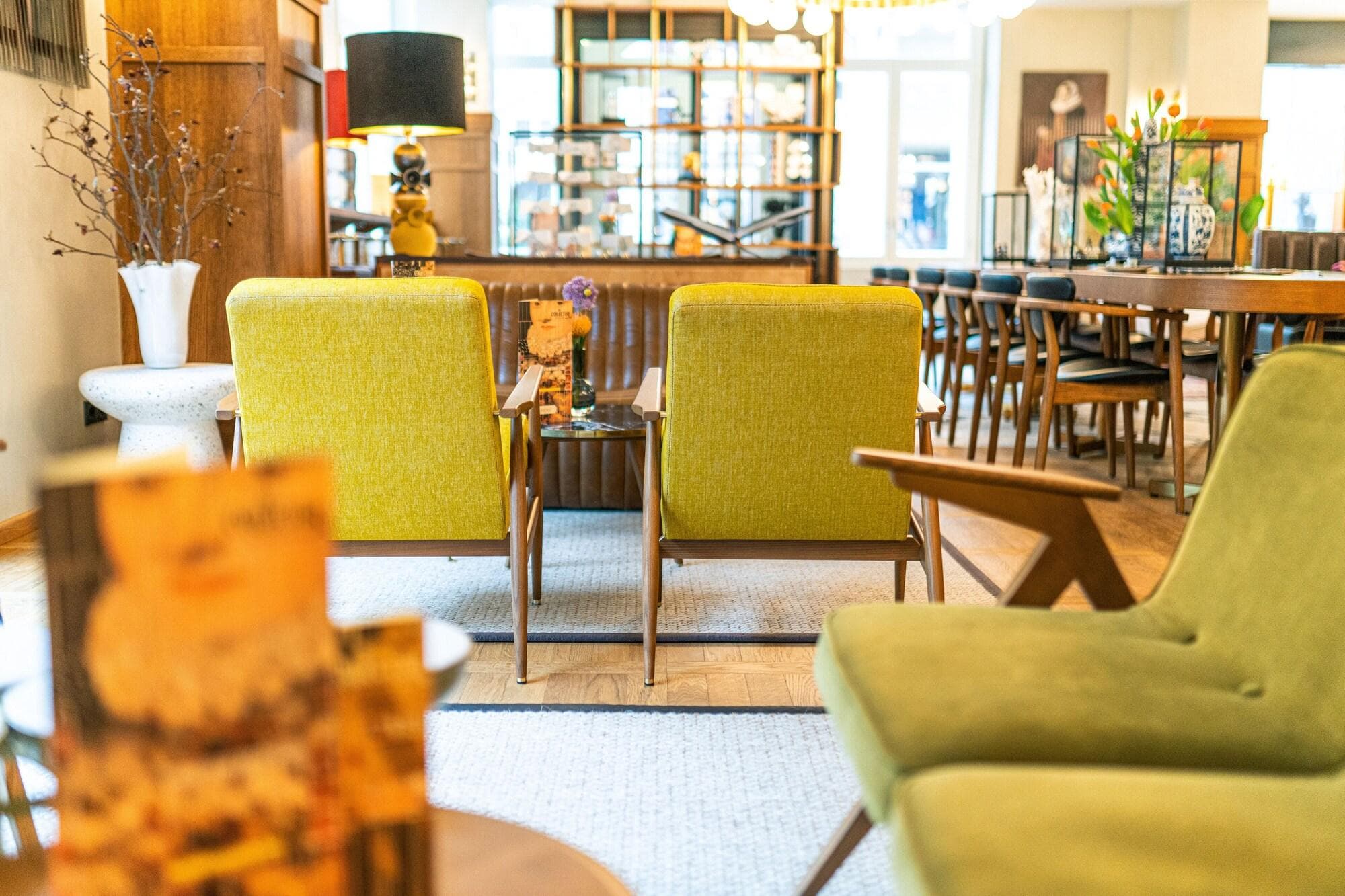 The Collector, Lobby