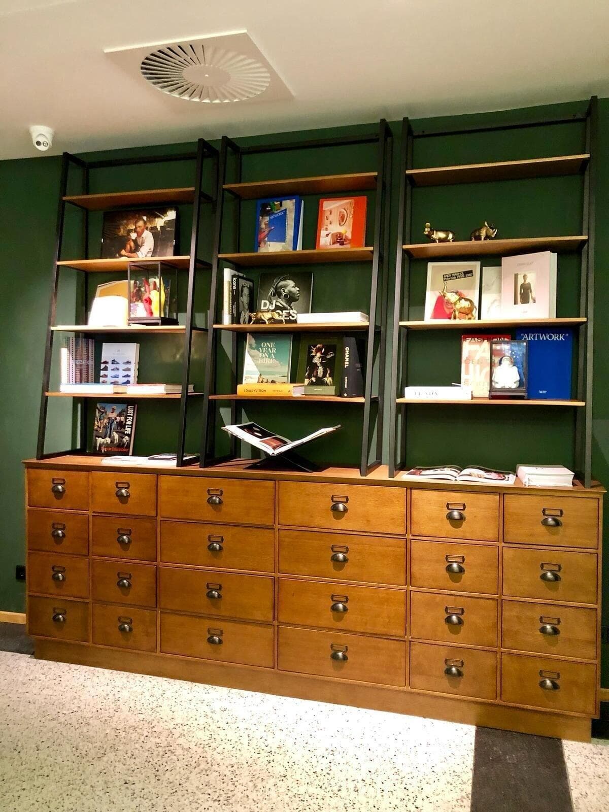 The Collector, Lobby