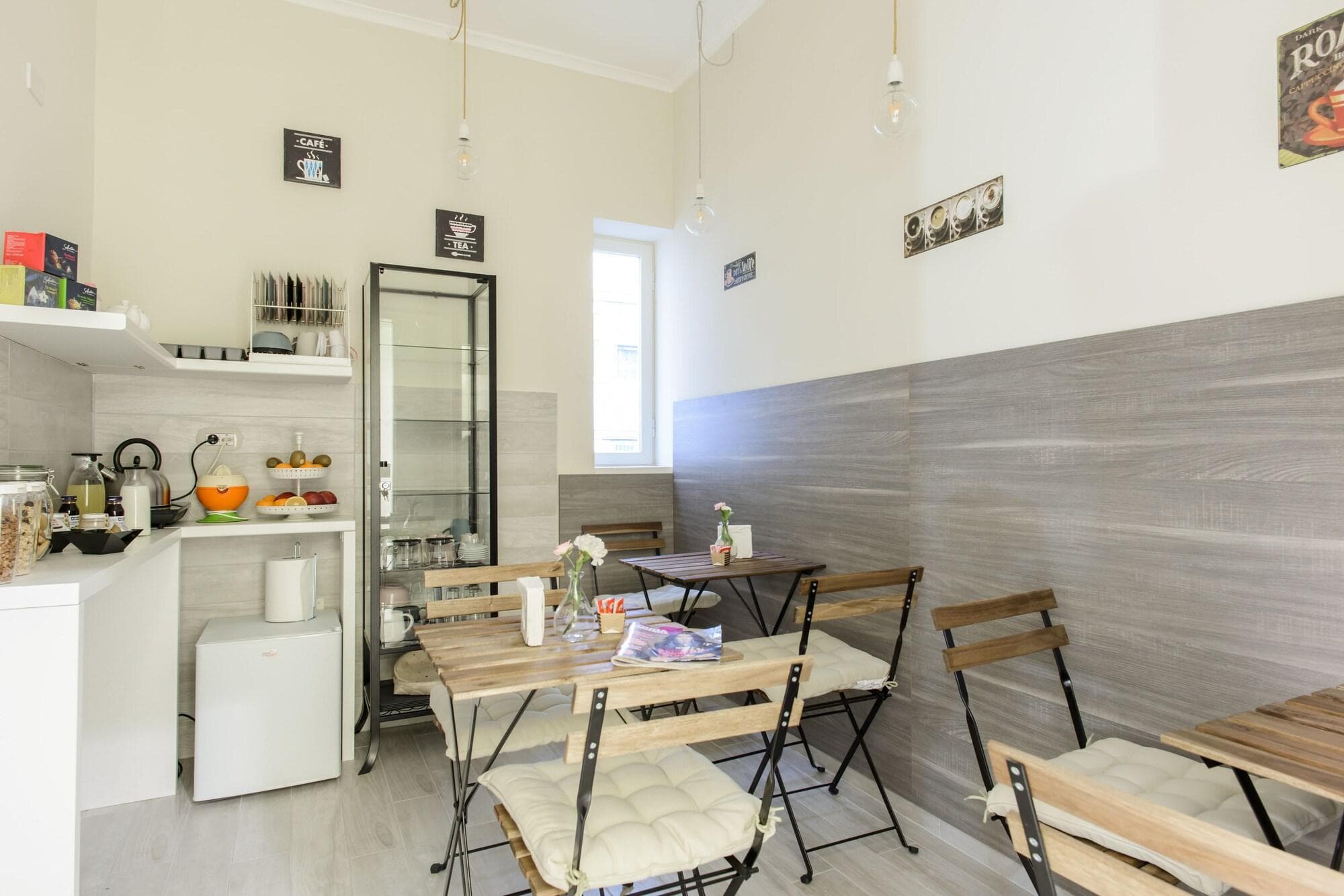 Morra's Home, Restaurant