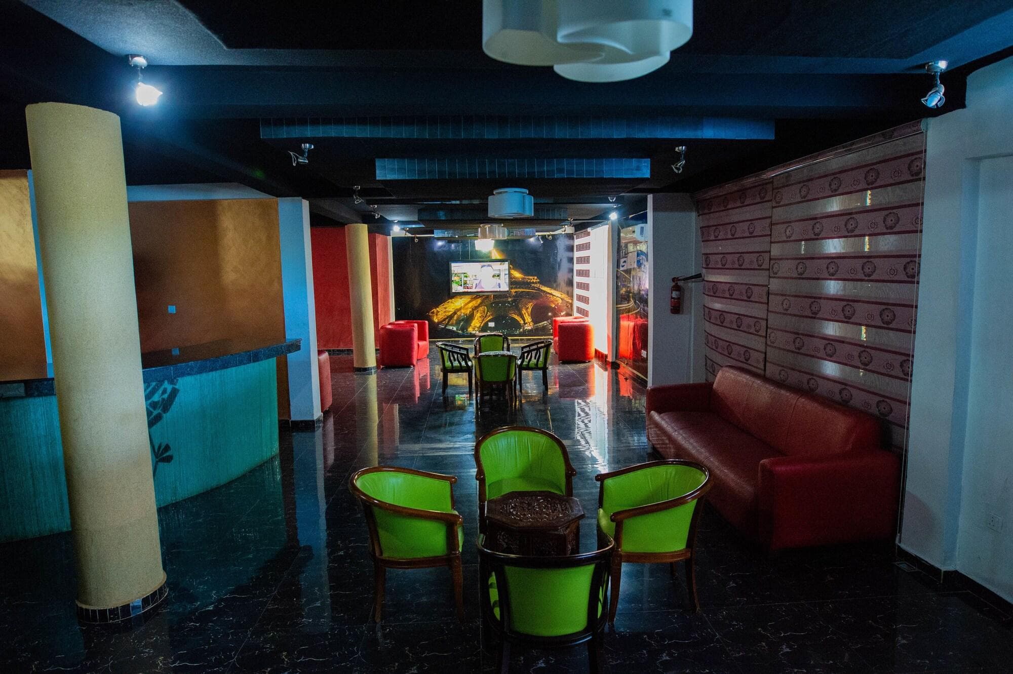 Crystal Rose Ambassador Hotel, Bar