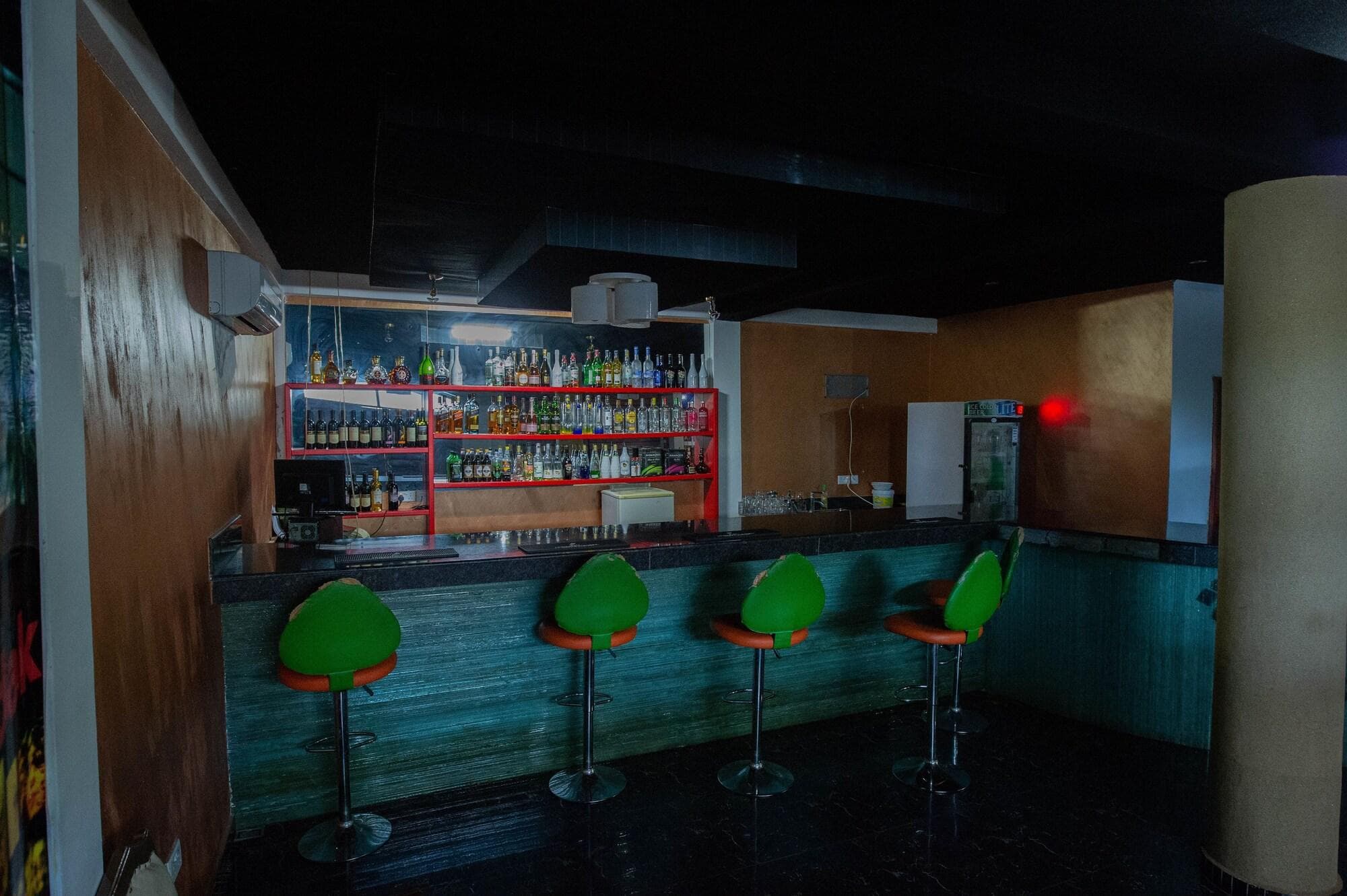 Crystal Rose Ambassador Hotel, Bar