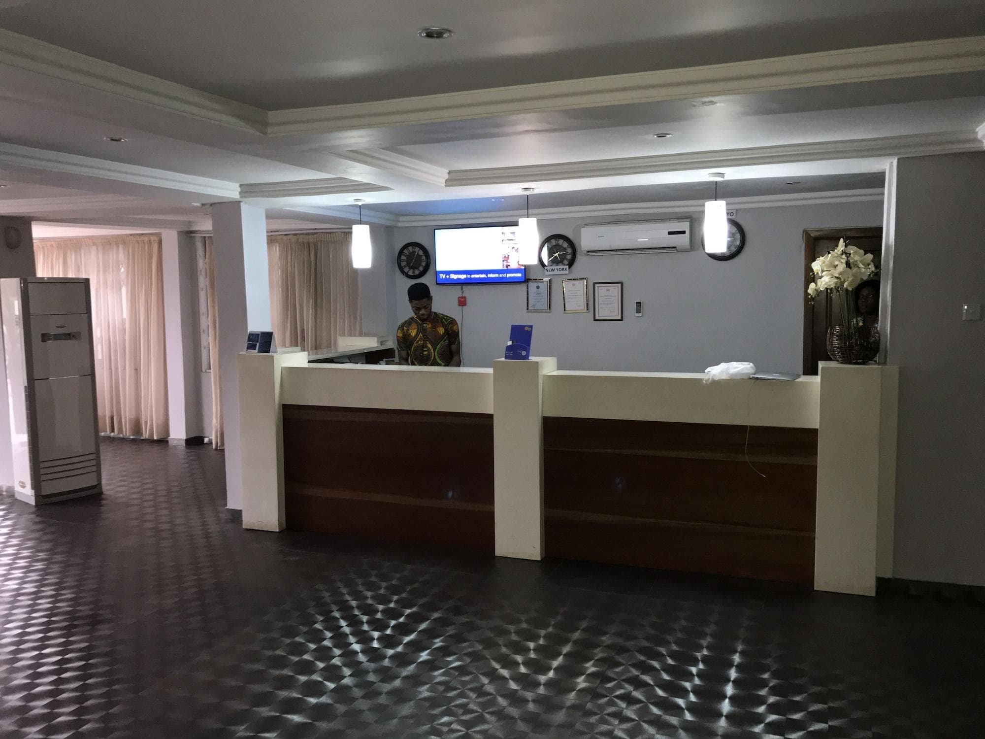 Crystal Rose Ambassador Hotel, Lobby