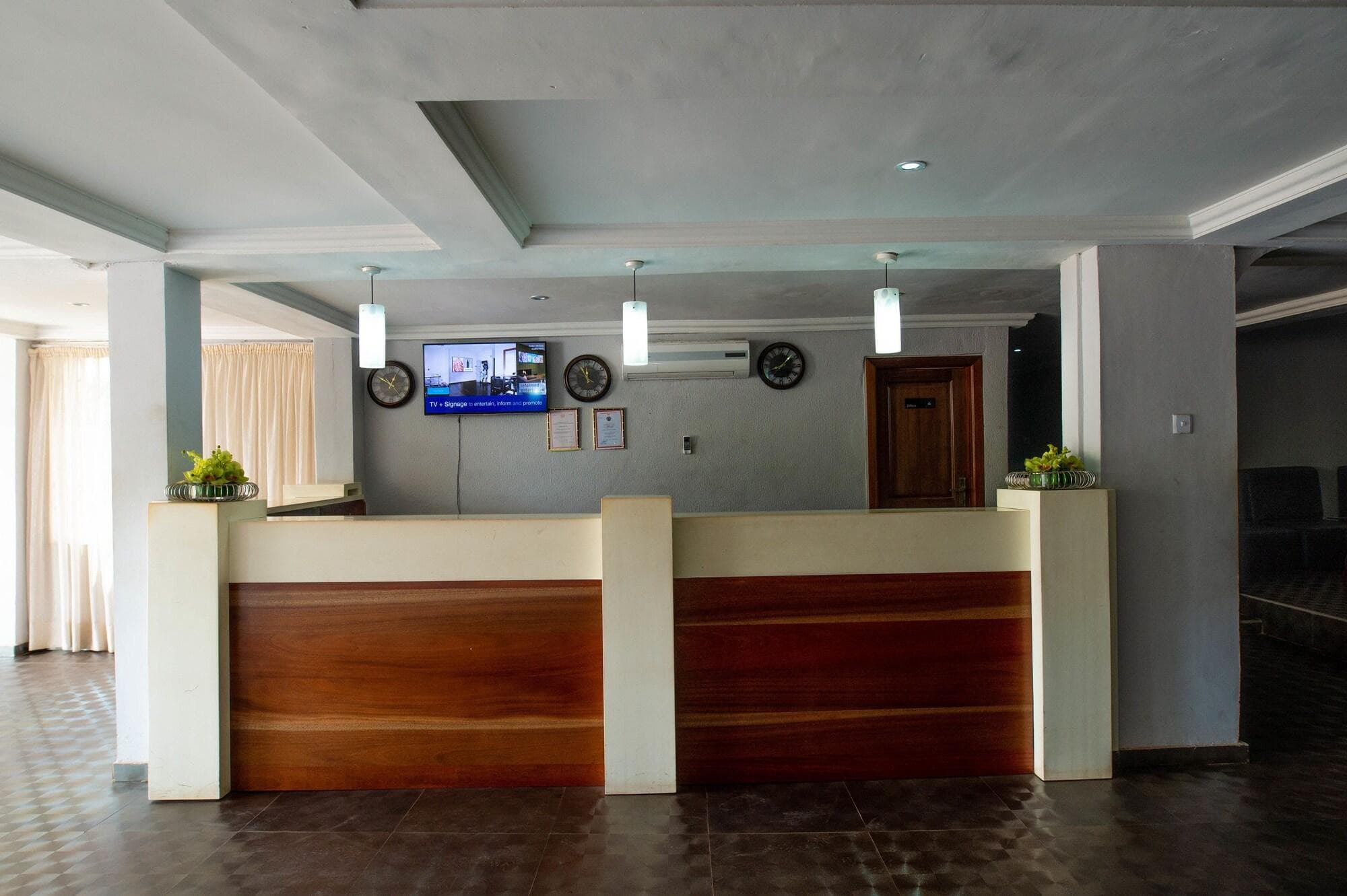 Crystal Rose Ambassador Hotel, Lobby