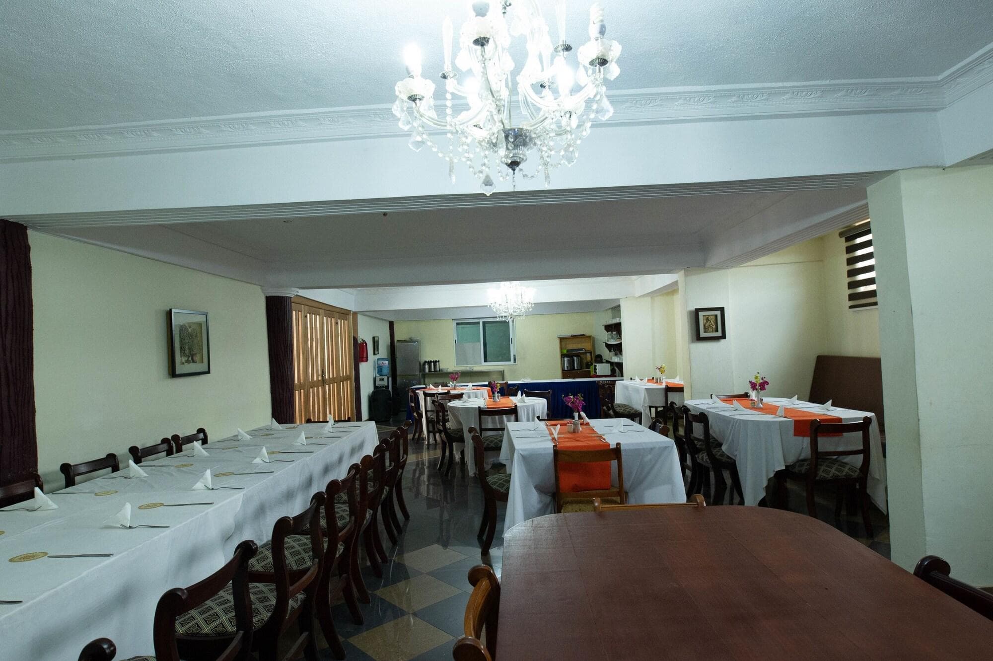 Crystal Rose Ambassador Hotel, Restaurant