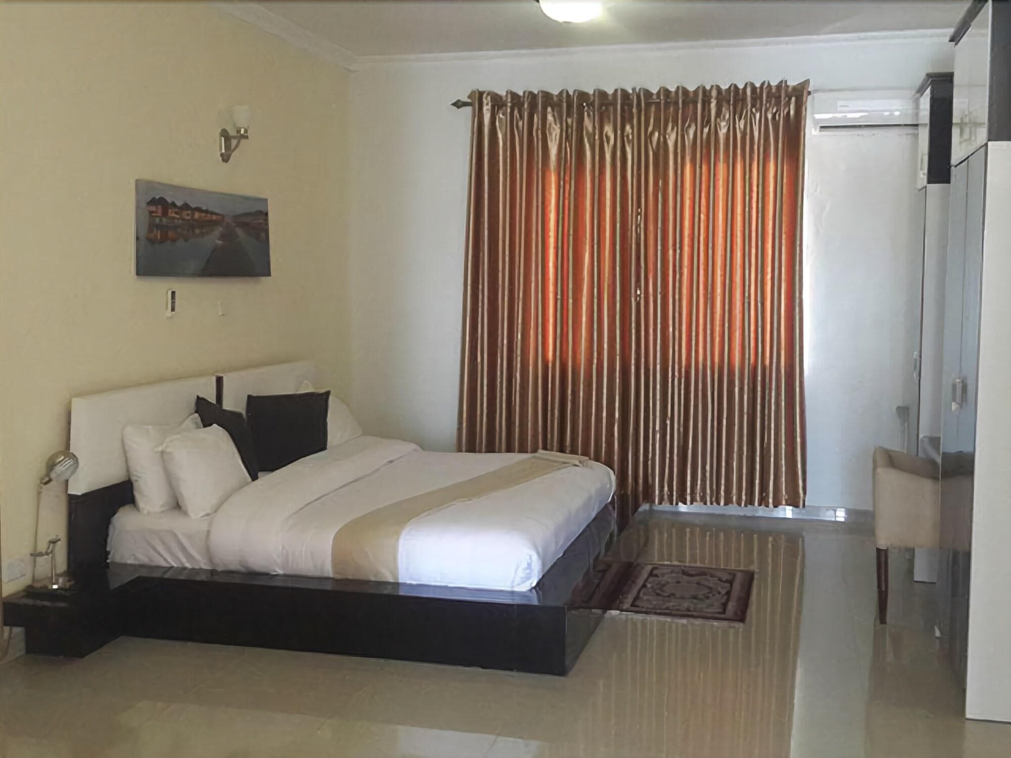 Crystal Rose Ambassador Hotel, Room