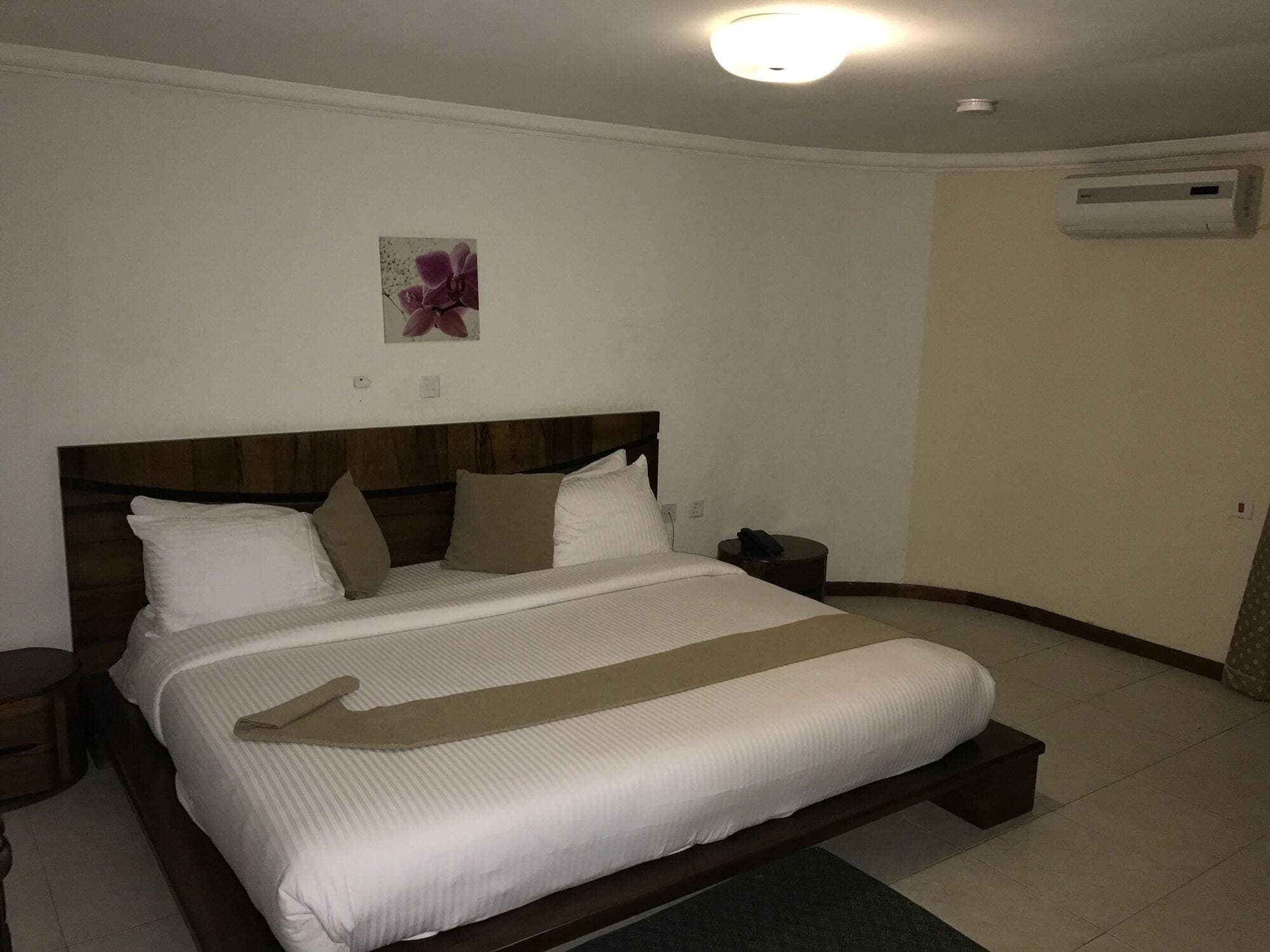 Crystal Rose Ambassador Hotel, Room