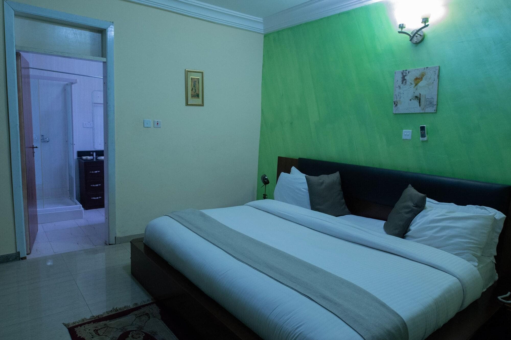 Crystal Rose Ambassador Hotel, Room