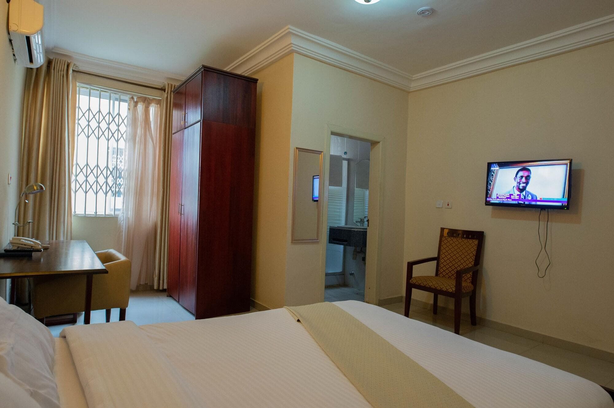 Crystal Rose Ambassador Hotel, Room