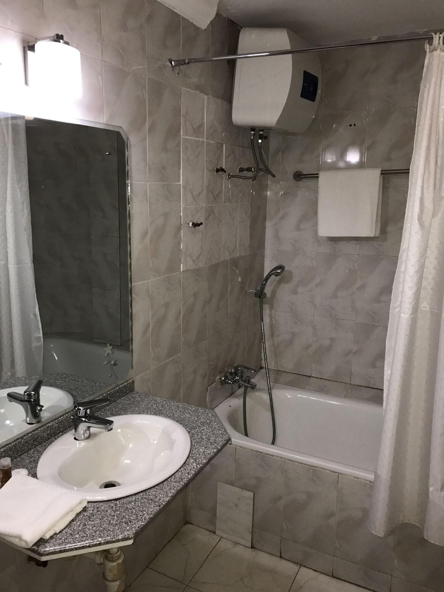 Crystal Rose Ambassador Hotel, Room