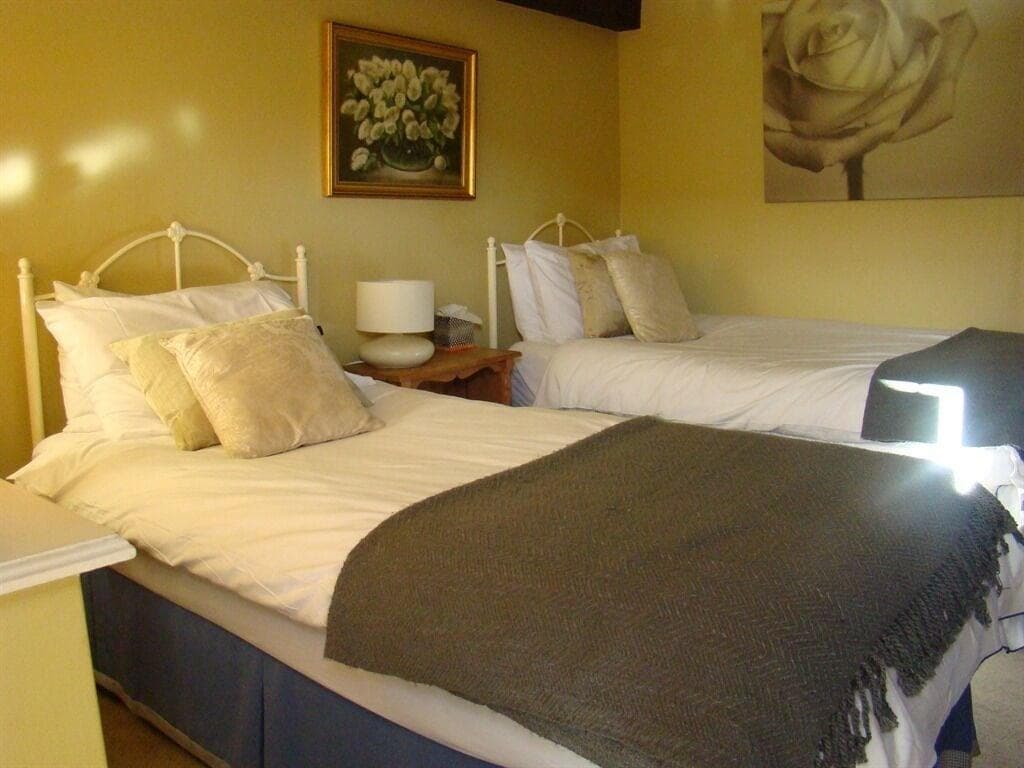 The Fox Goes Free, Room