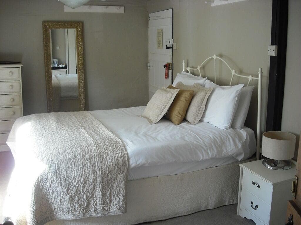 The Fox Goes Free, Room