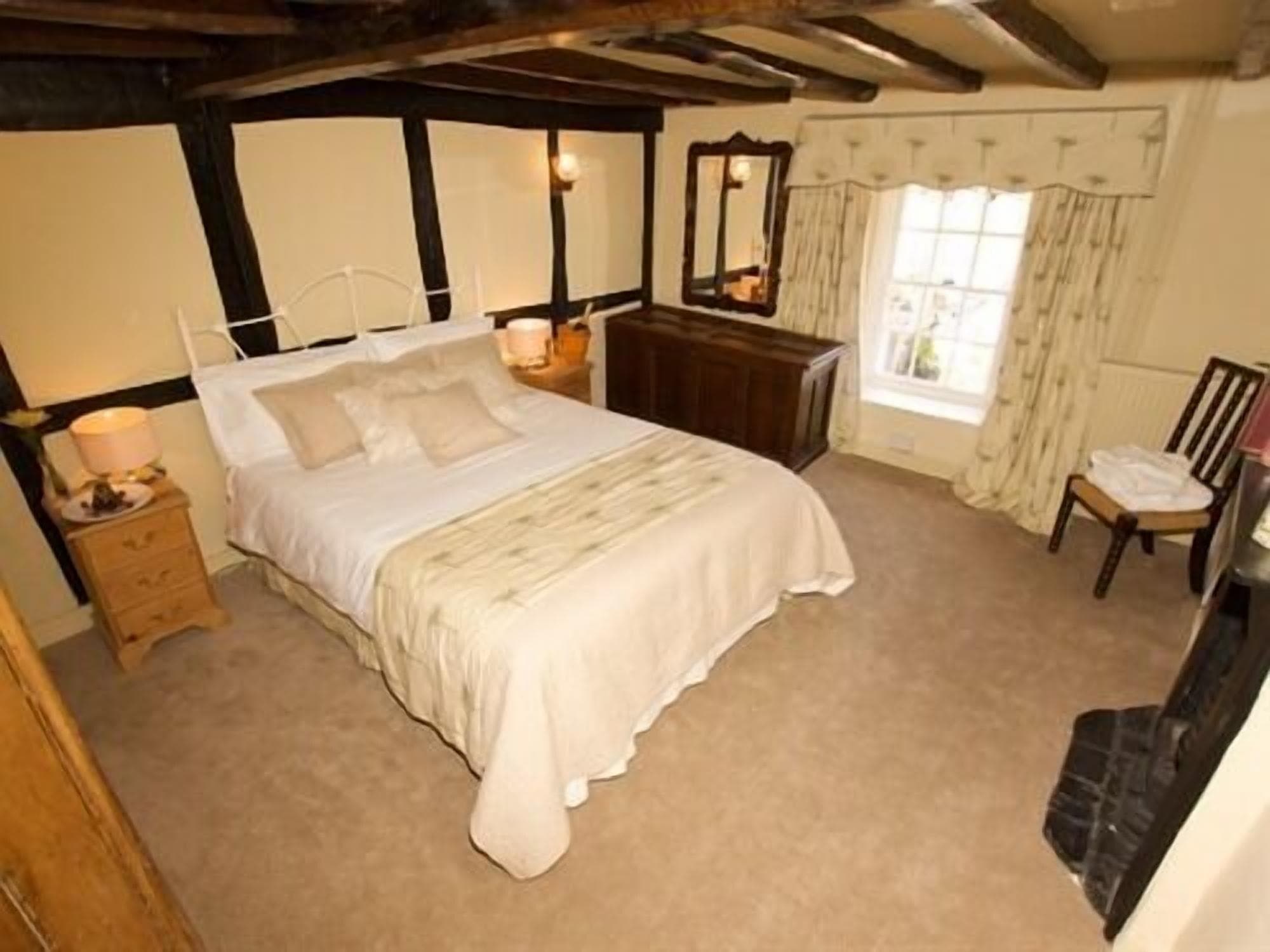 The Fox Goes Free, Room