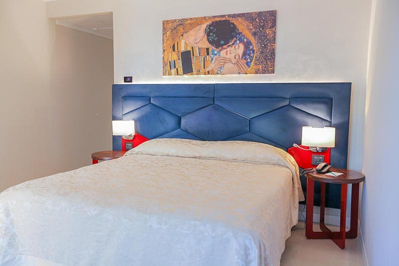 Victoria Palace Hotel, Room