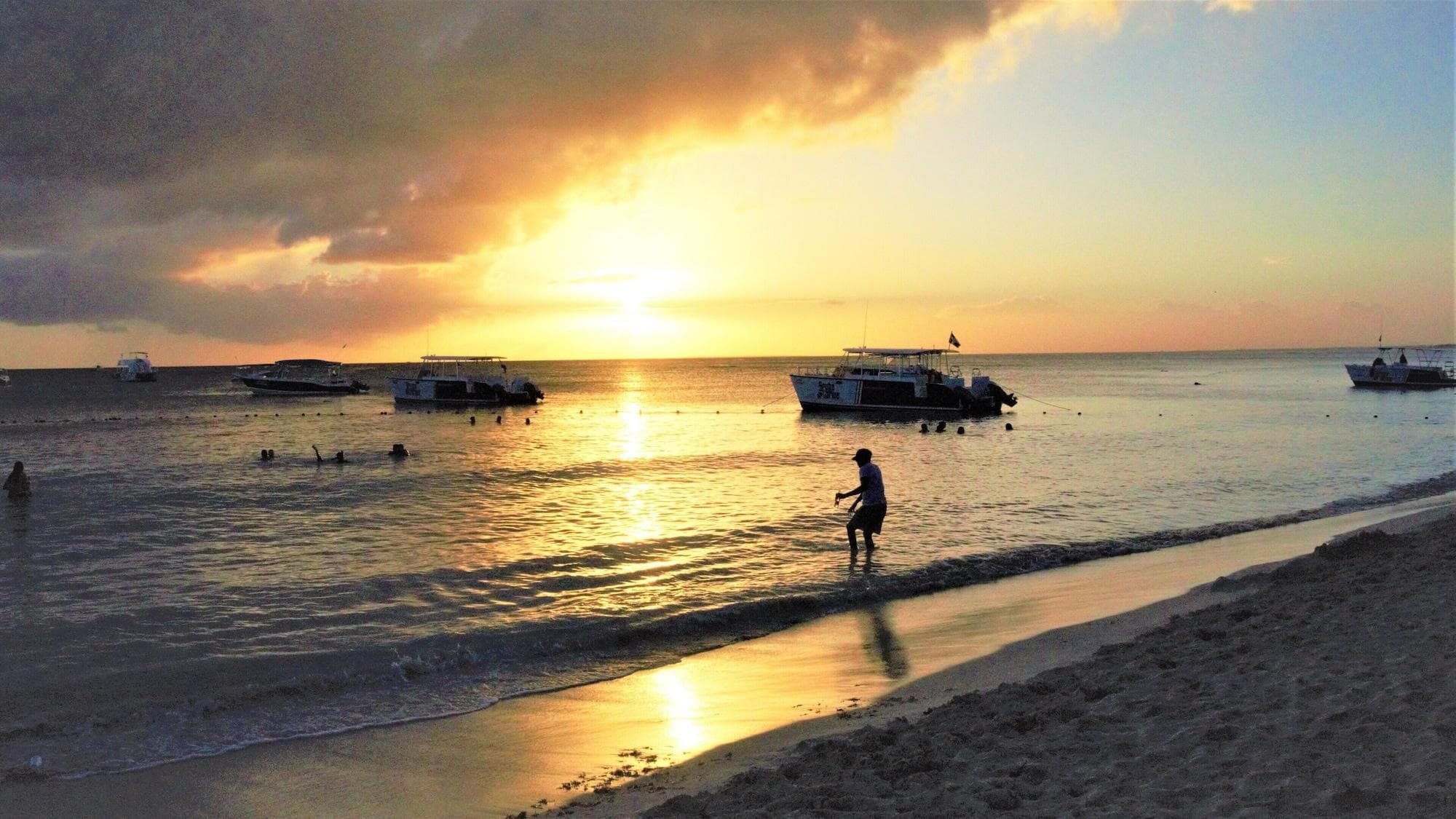 Alkquimia Hotel Lounge And Bar, Beach