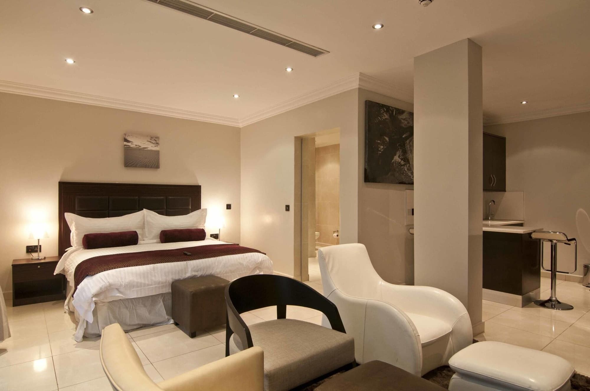 L'Eola Suites, Room