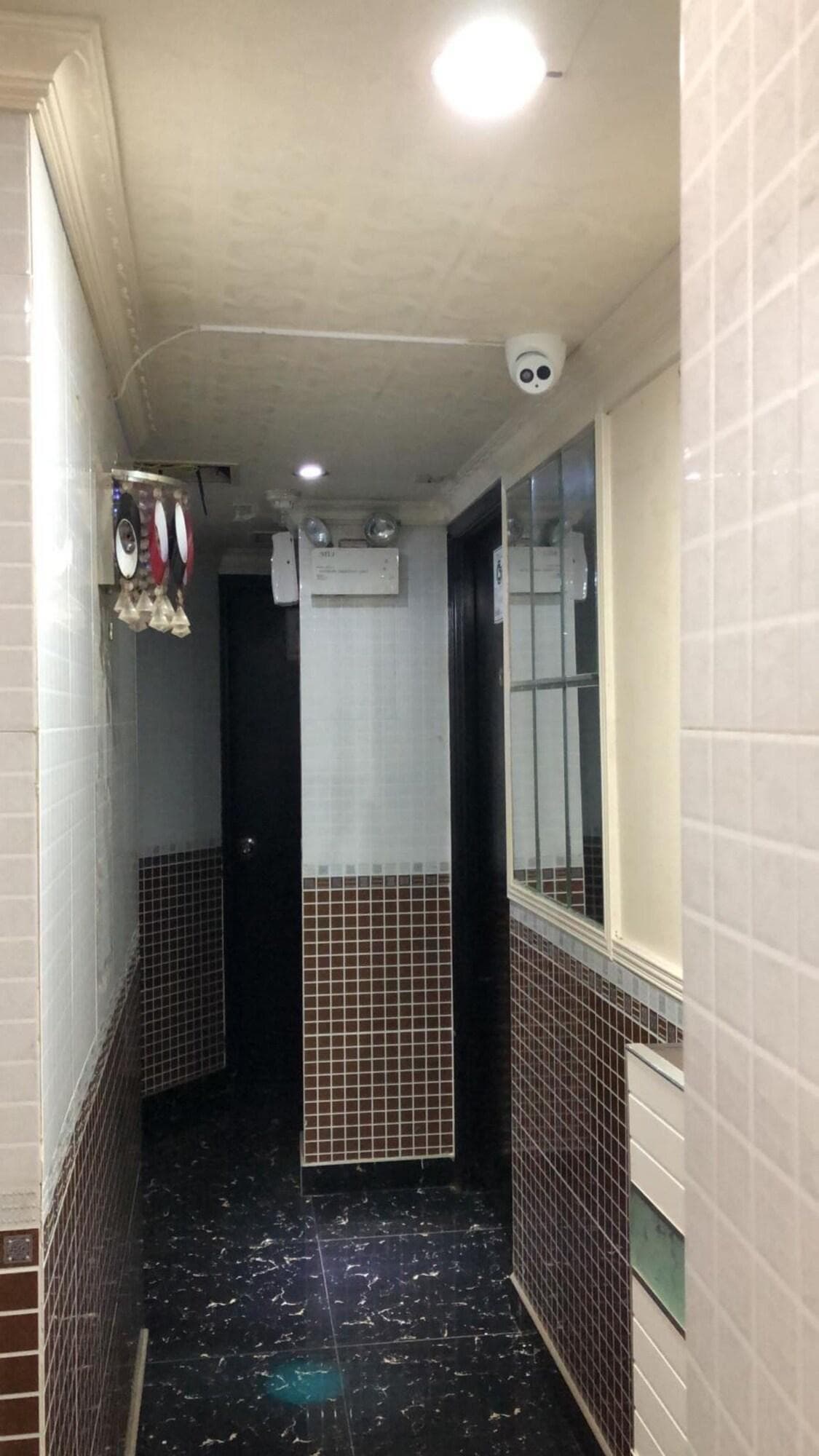 Taj Super Deluxe, Lobby