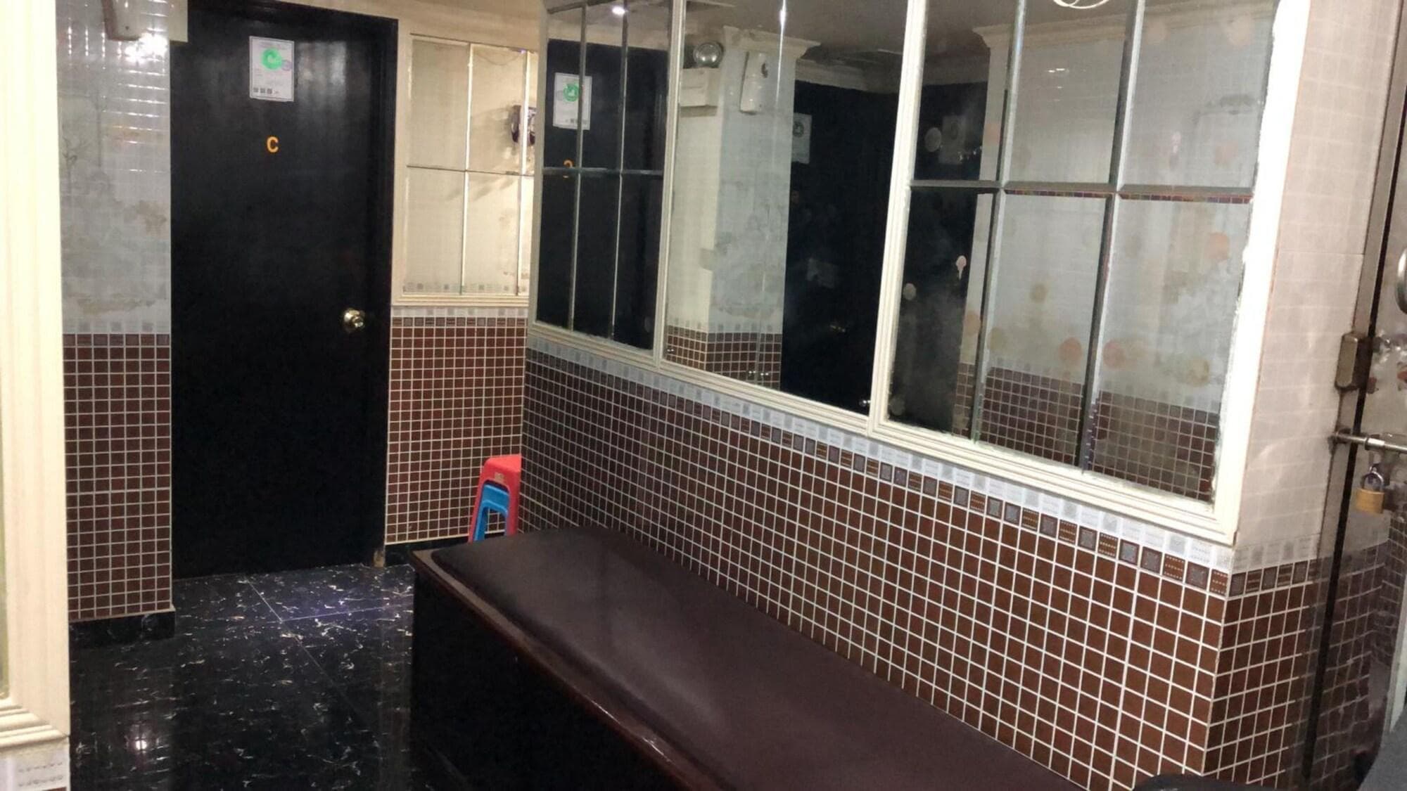 Taj Super Deluxe, Lobby