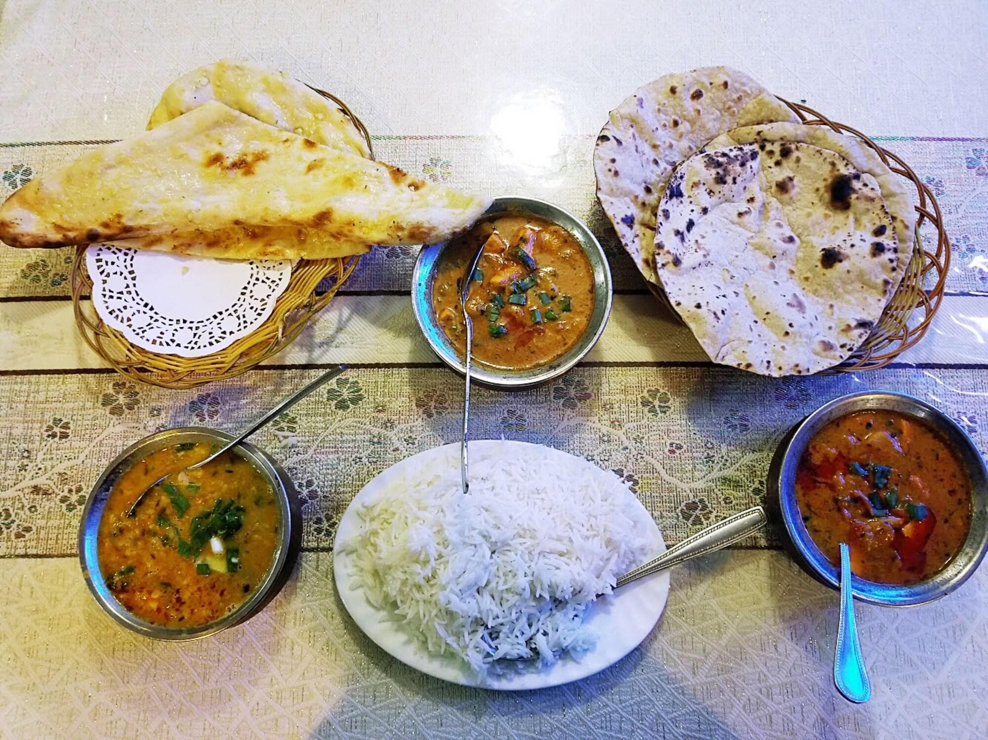Taj Super Deluxe, Restaurant