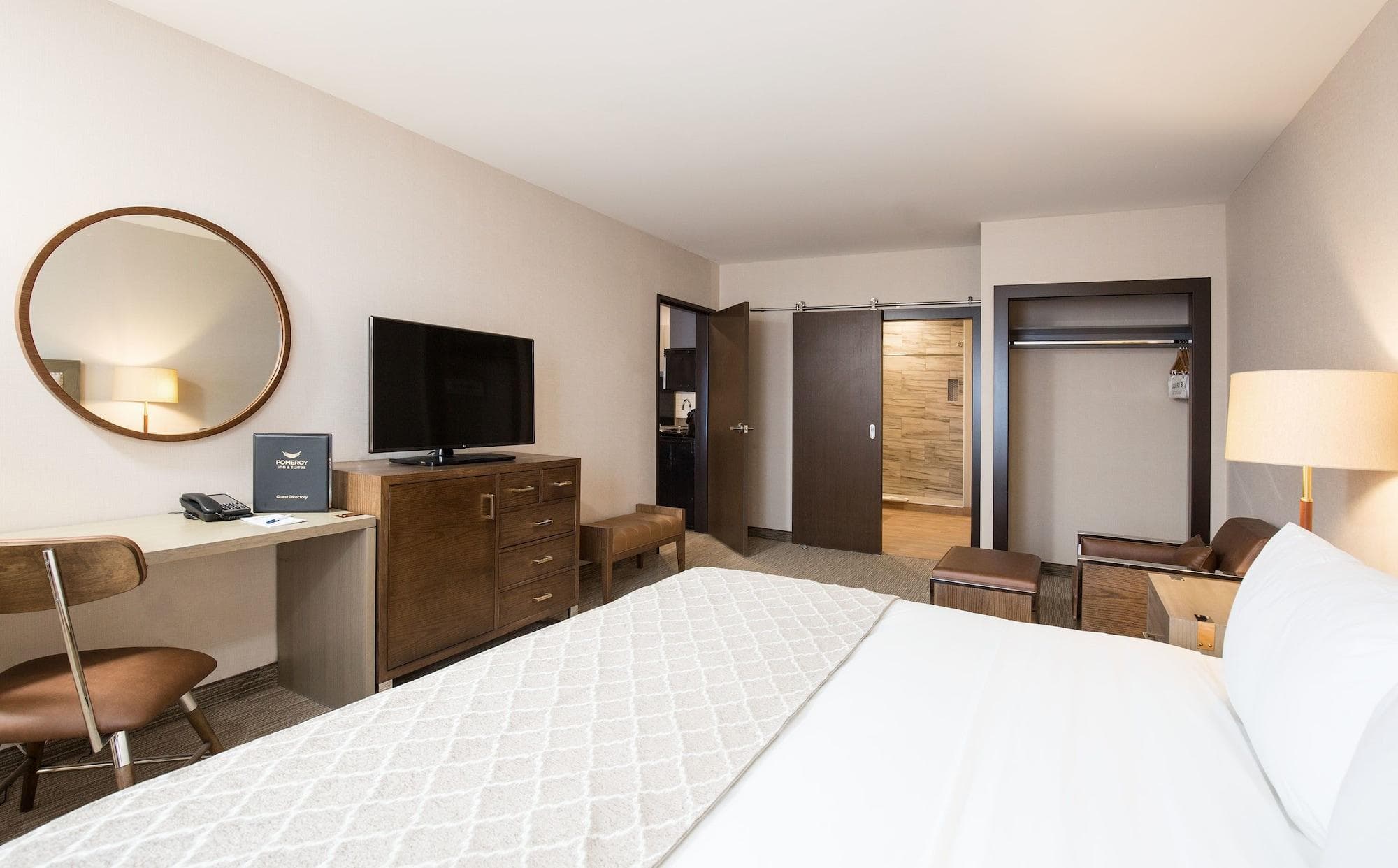 Pomeroy Inn & Suites Prince George, Room