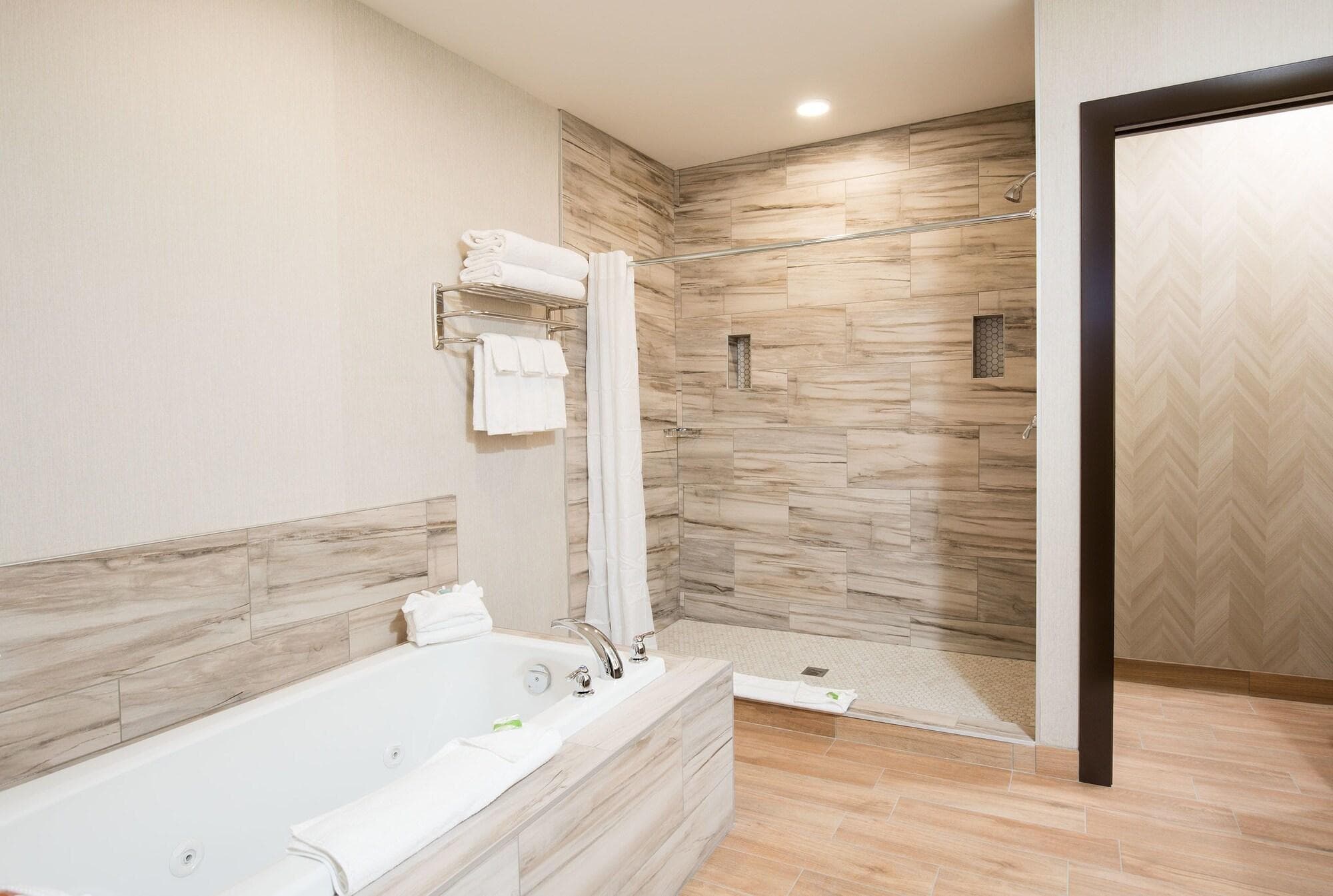 Pomeroy Inn & Suites Prince George, Room