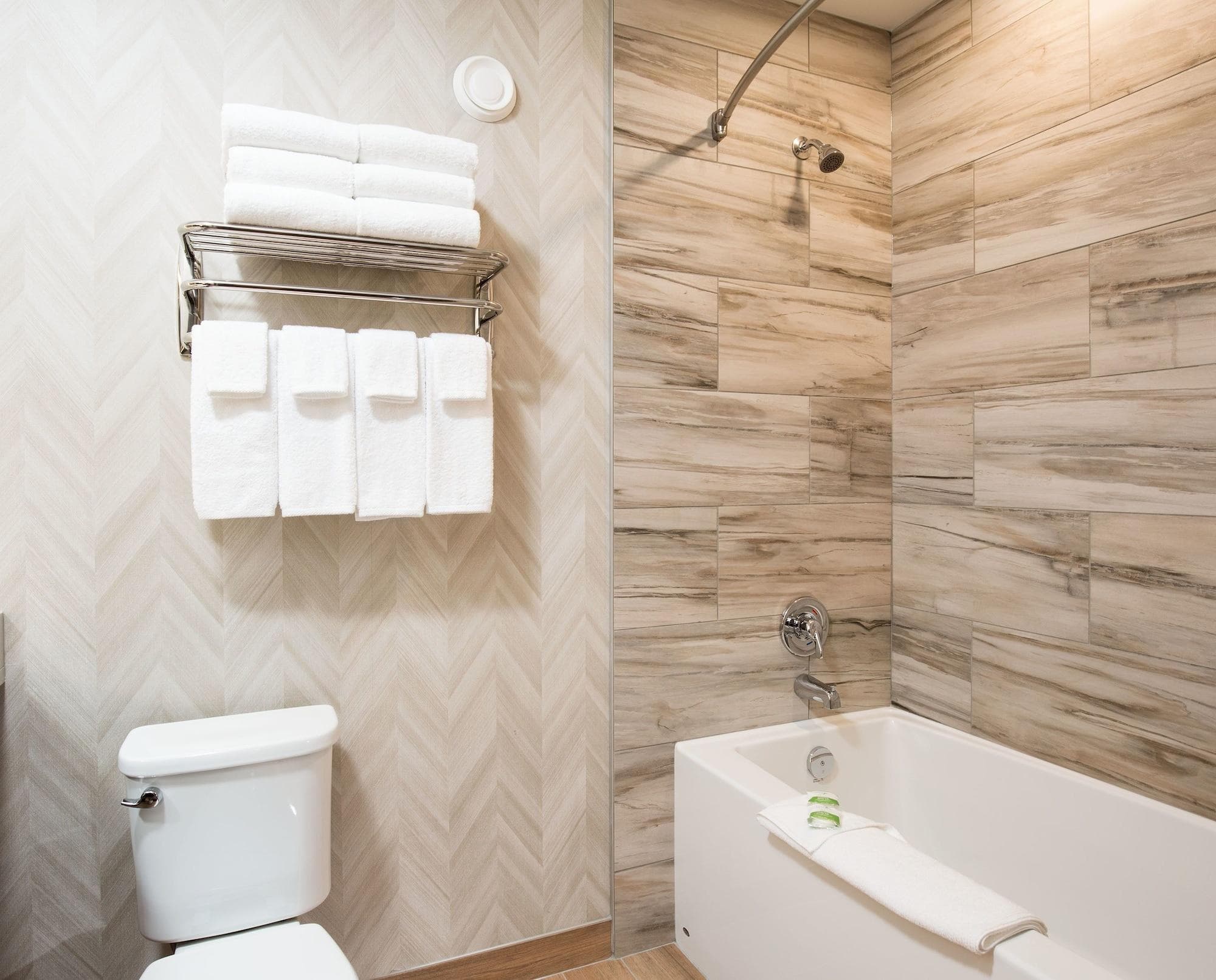 Pomeroy Inn & Suites Prince George, Room