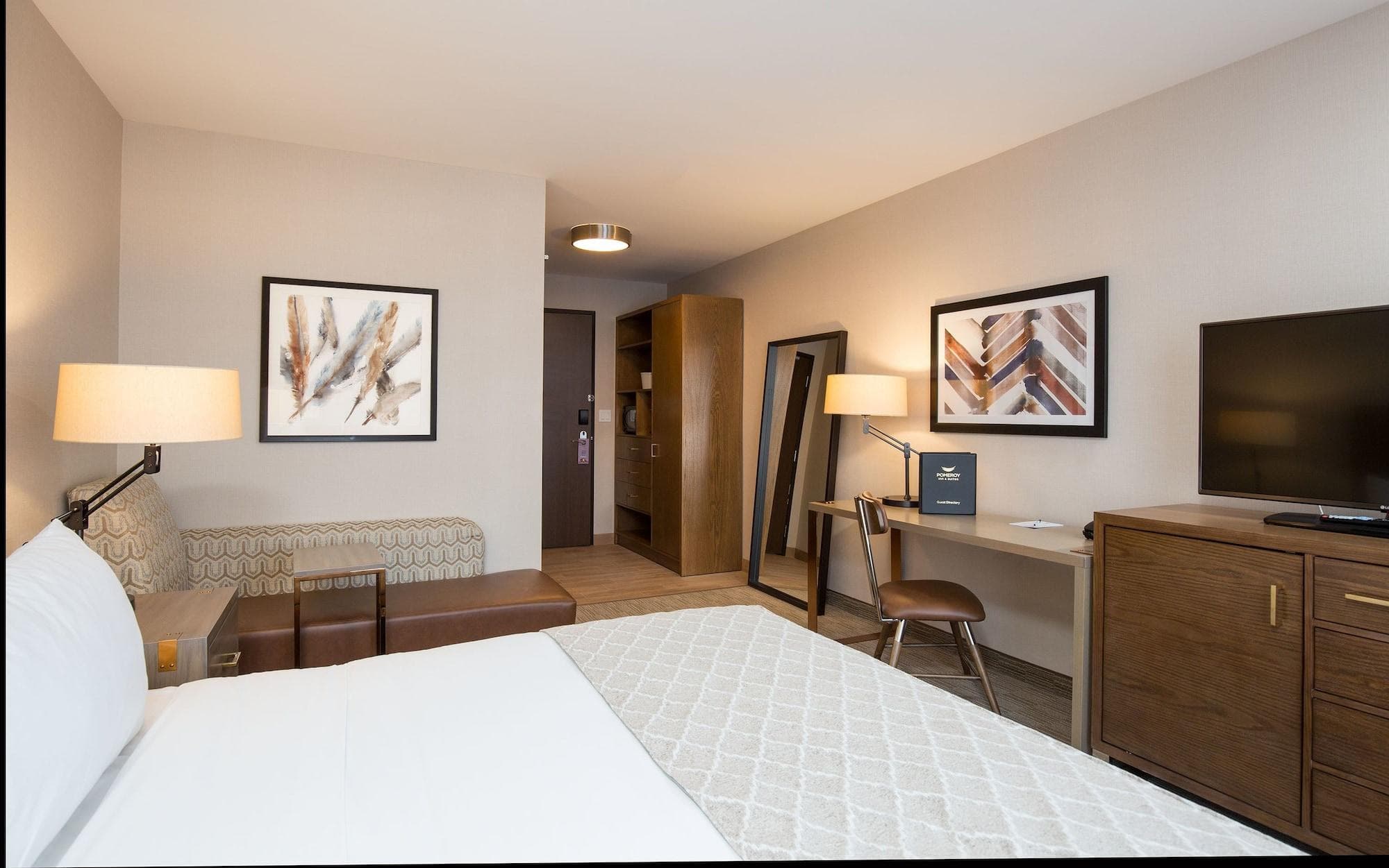 Pomeroy Inn & Suites Prince George, Room