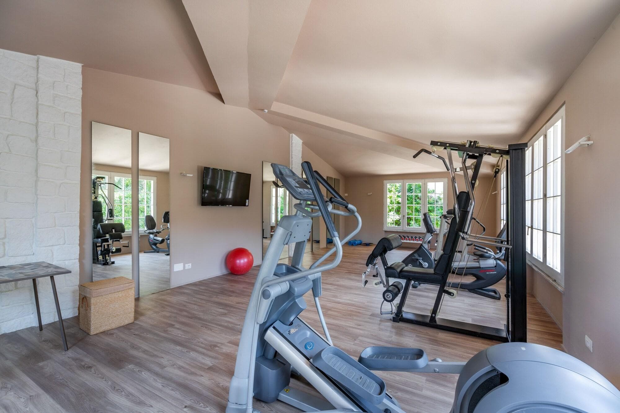 Marina Garden Hotel, Sports and Entertainment