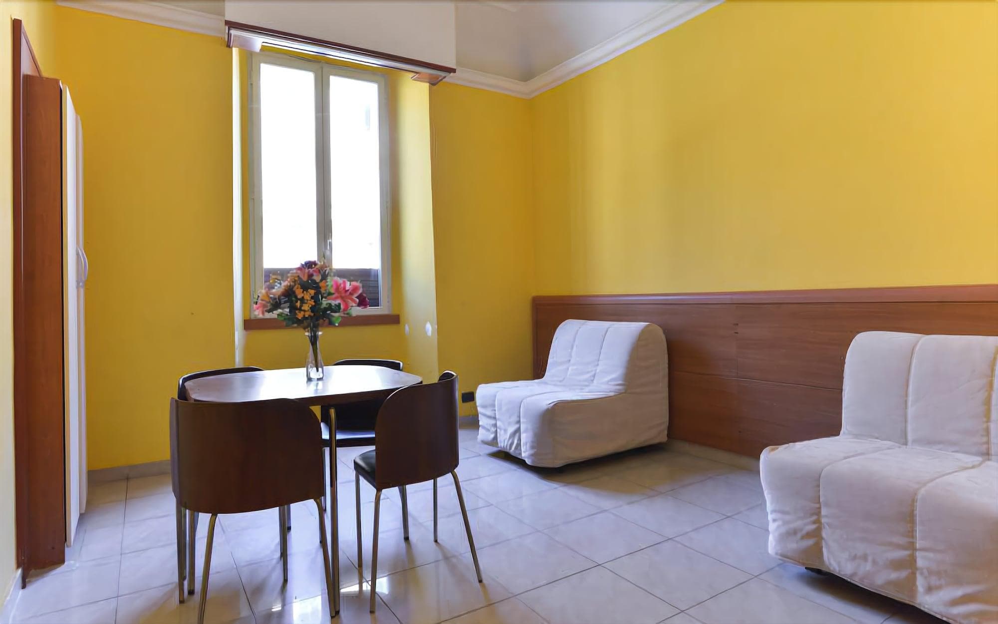 Hostel Beauty, Lobby