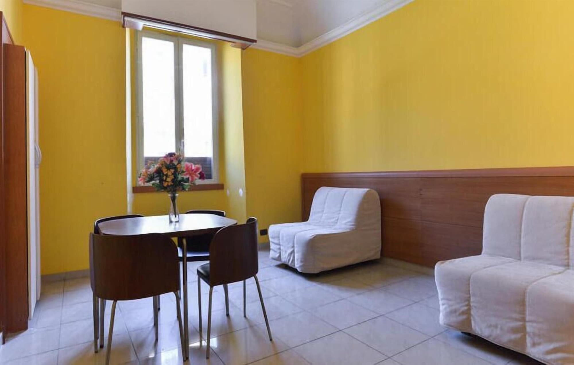 Hostel Beauty, Lobby