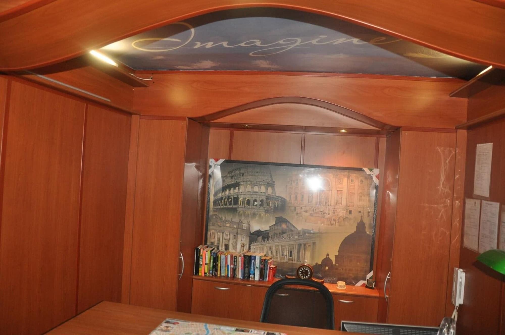 Hostel Beauty, Lobby