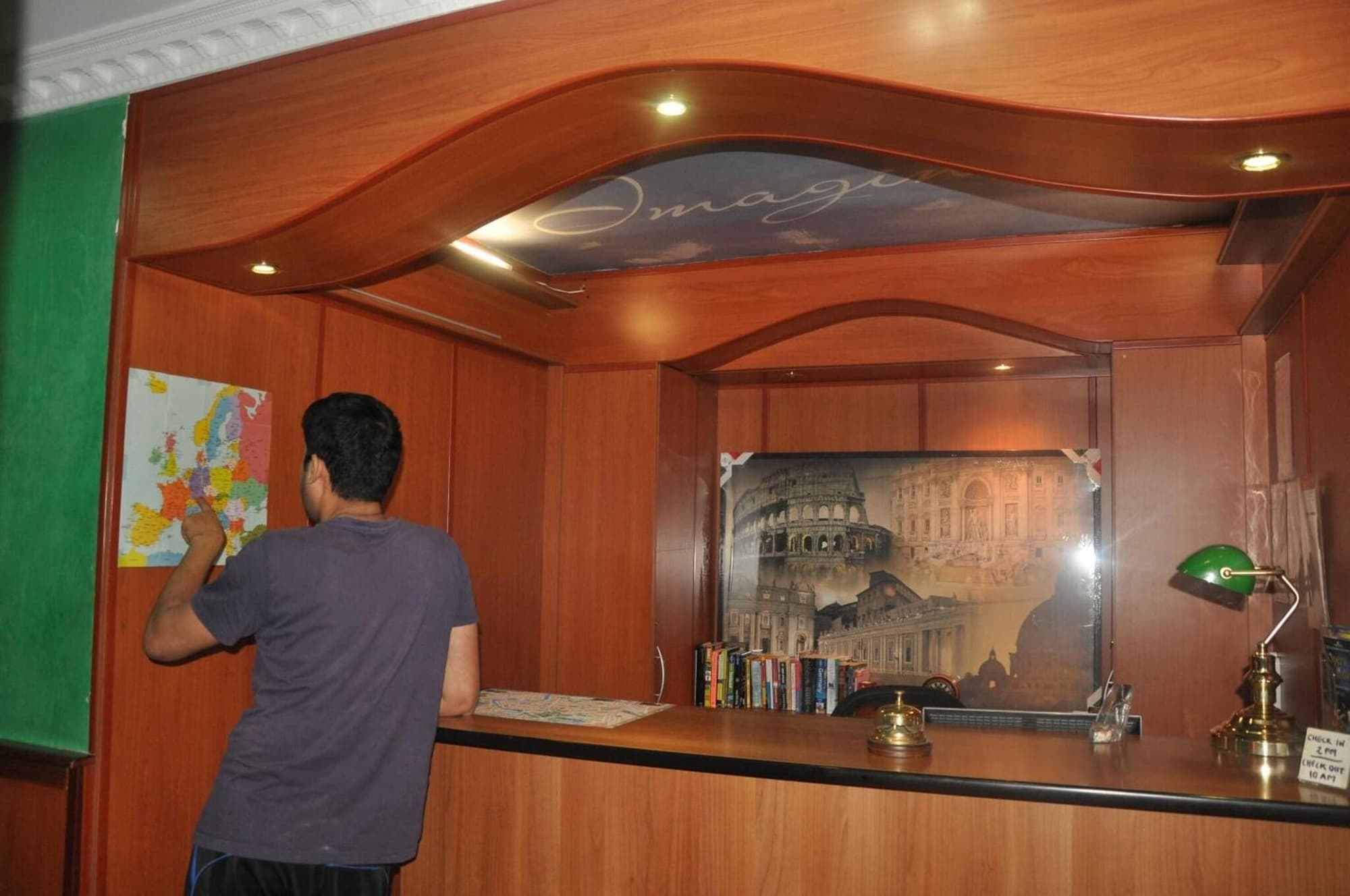 Hostel Beauty, Lobby