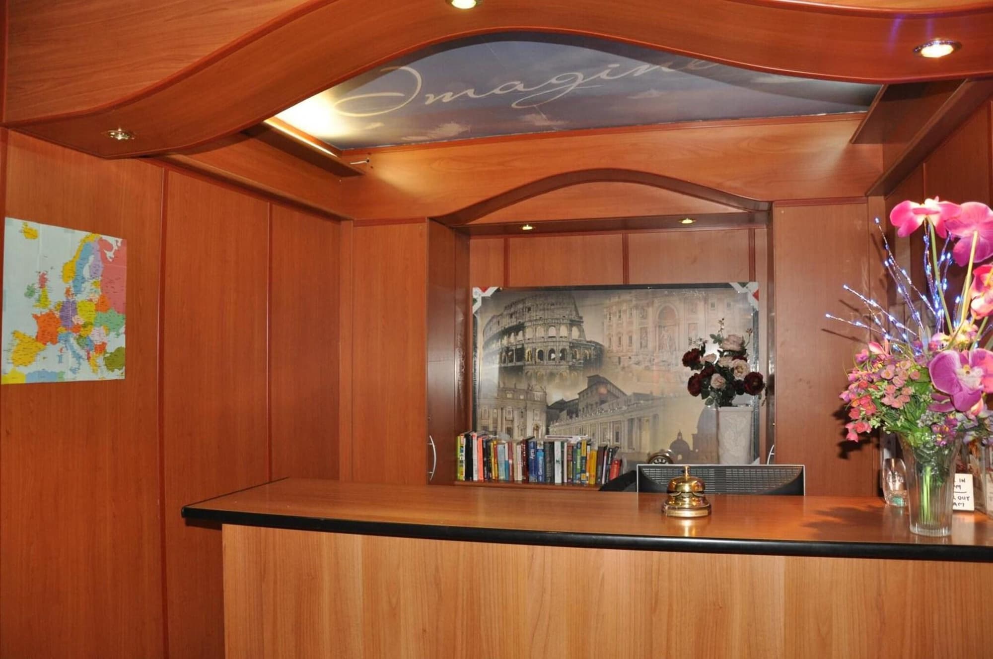 Hostel Beauty, Lobby