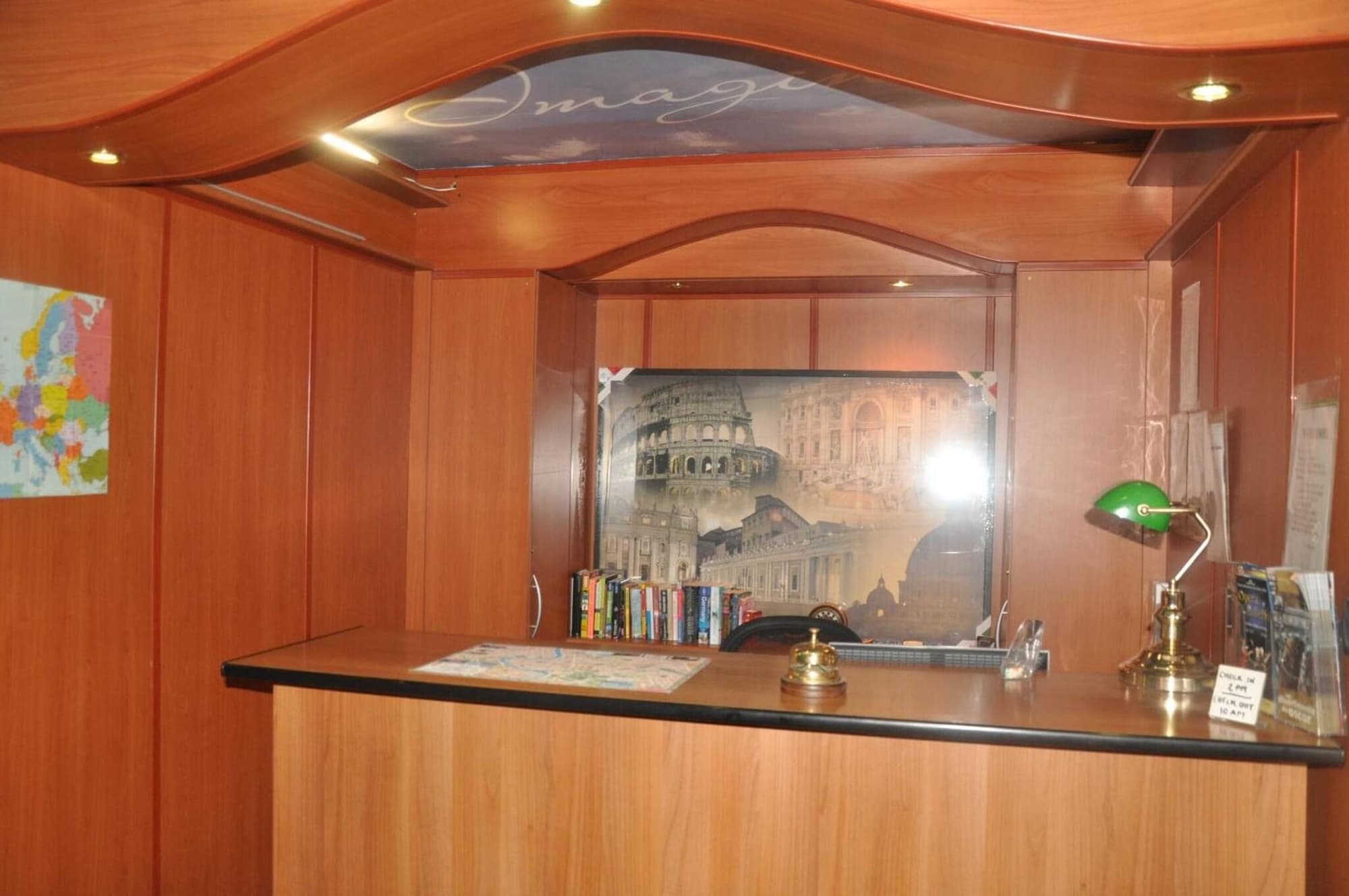 Hostel Beauty, Lobby