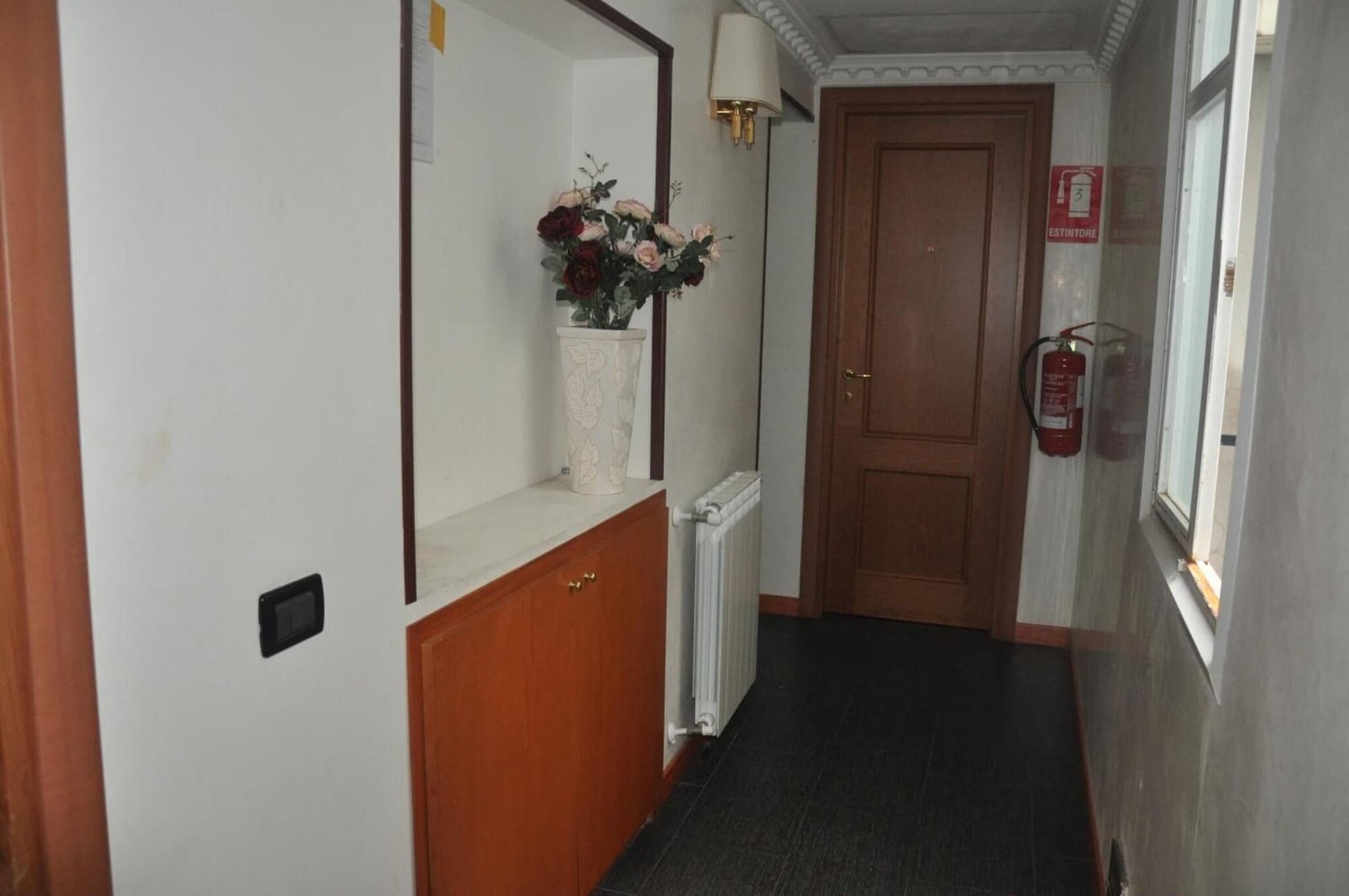 Hostel Beauty, Lobby