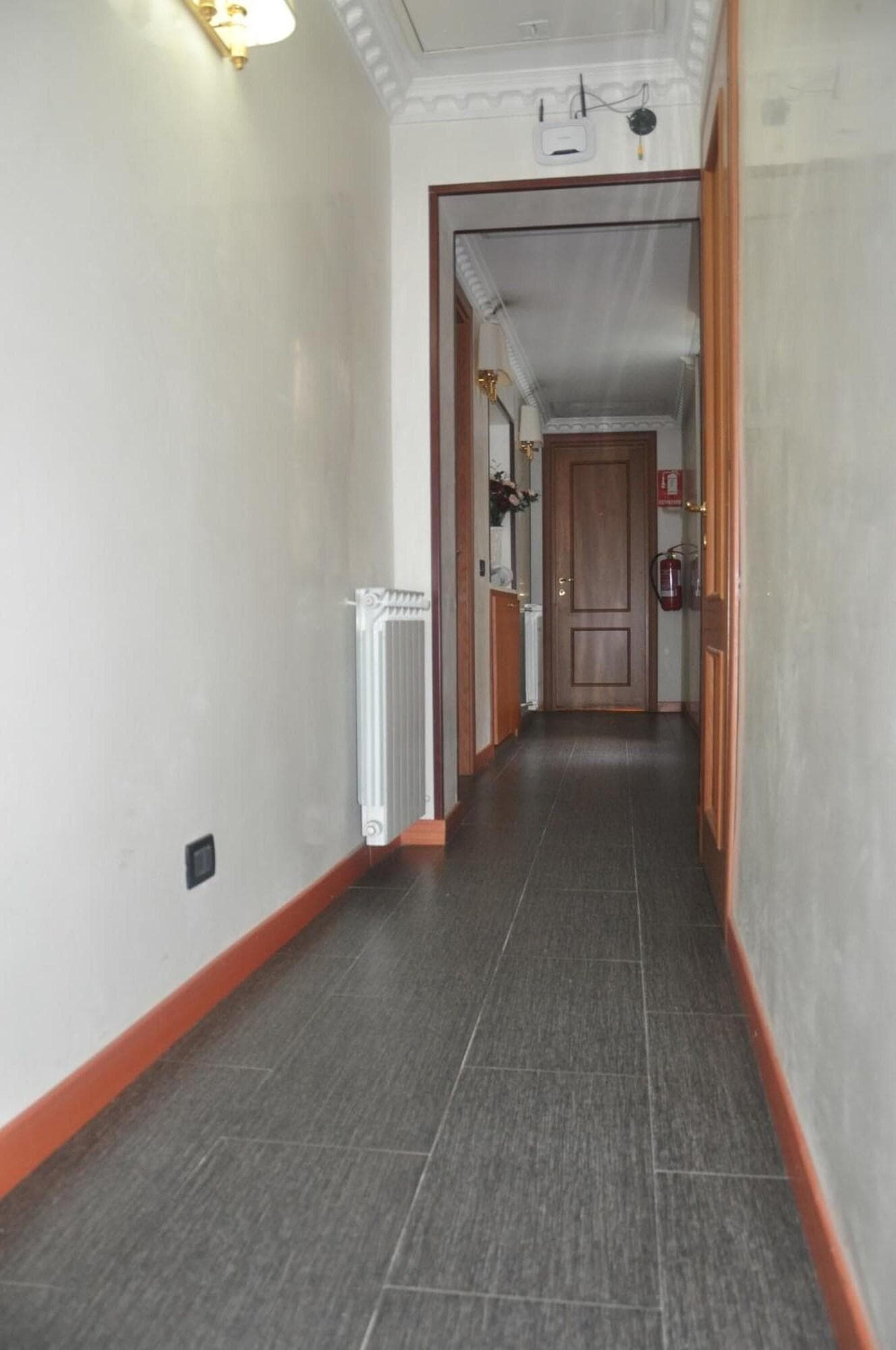 Hostel Beauty, Lobby