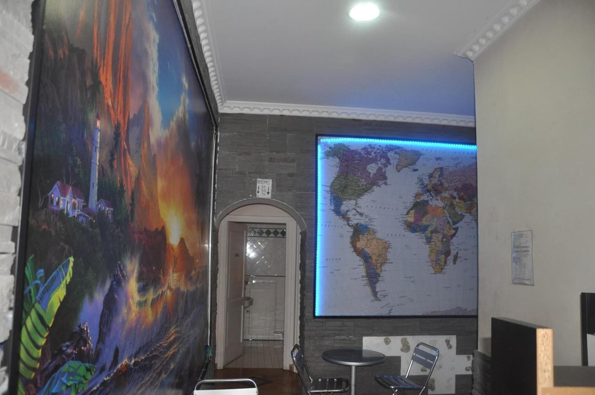 Hostel Beauty, Lobby