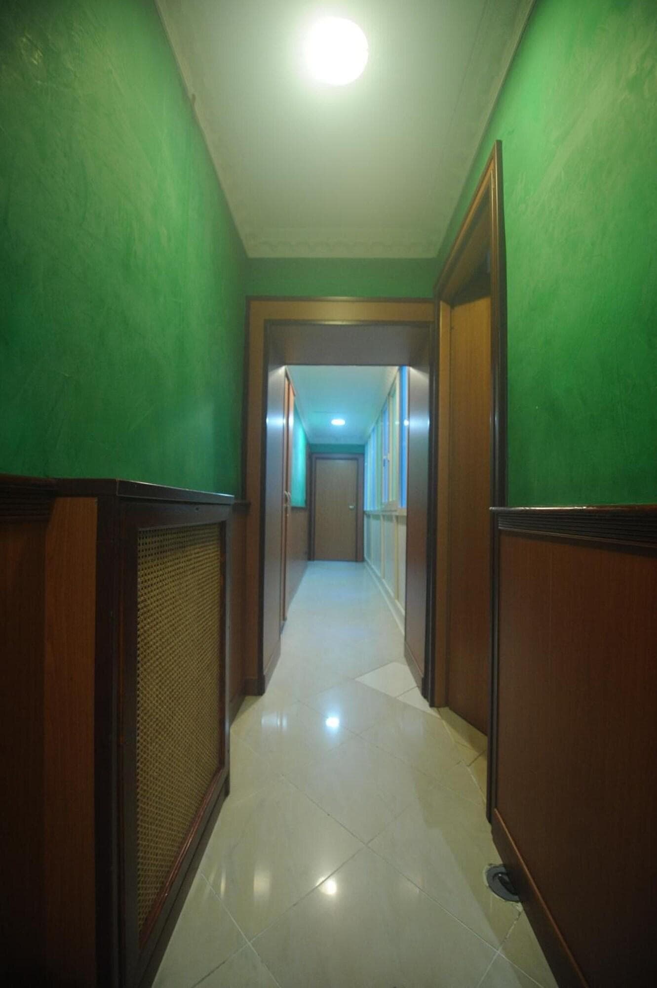 Hostel Beauty, Lobby