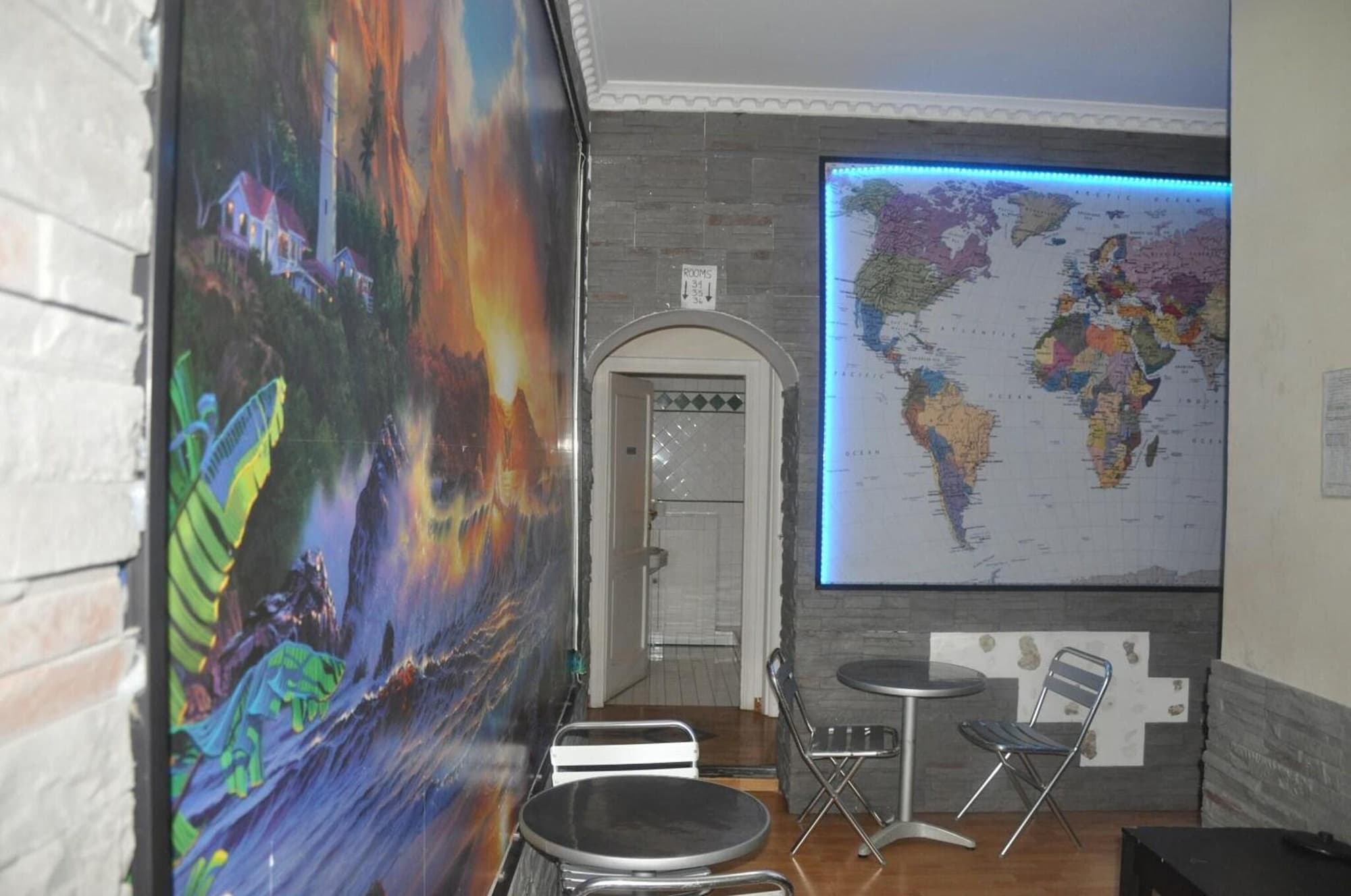 Hostel Beauty, Lobby