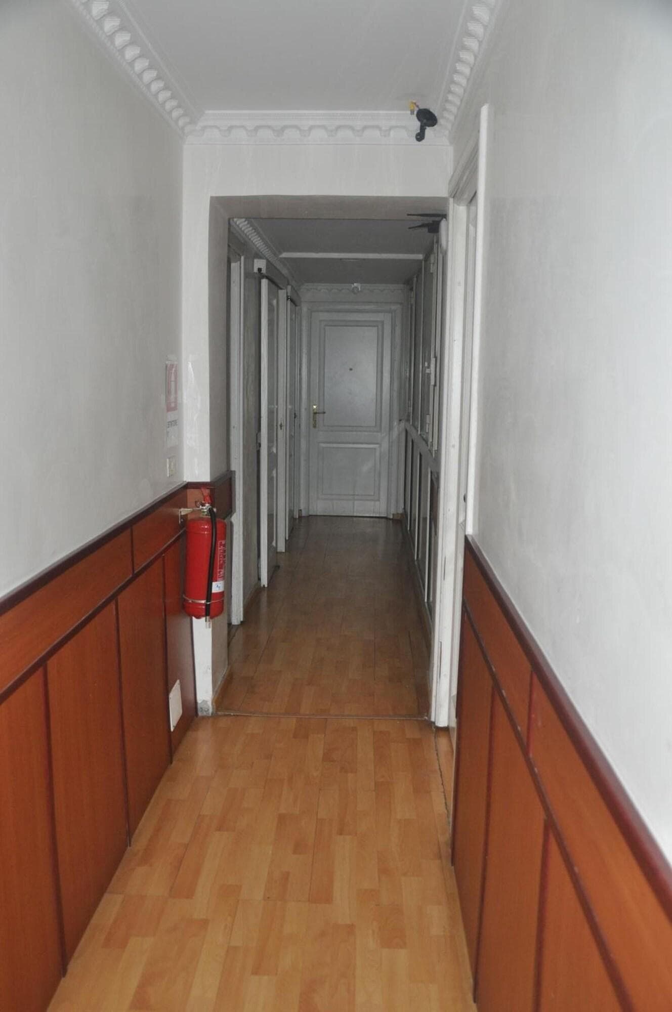 Hostel Beauty, Lobby