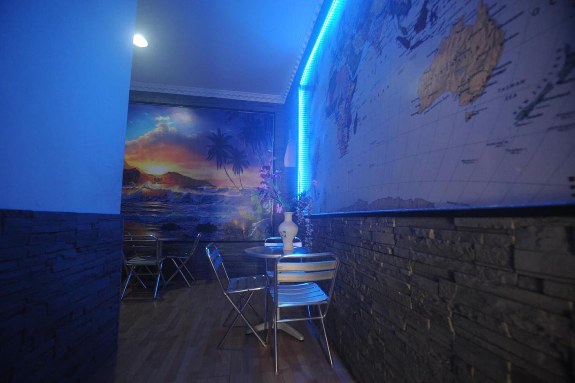 Hostel Beauty, Restaurant