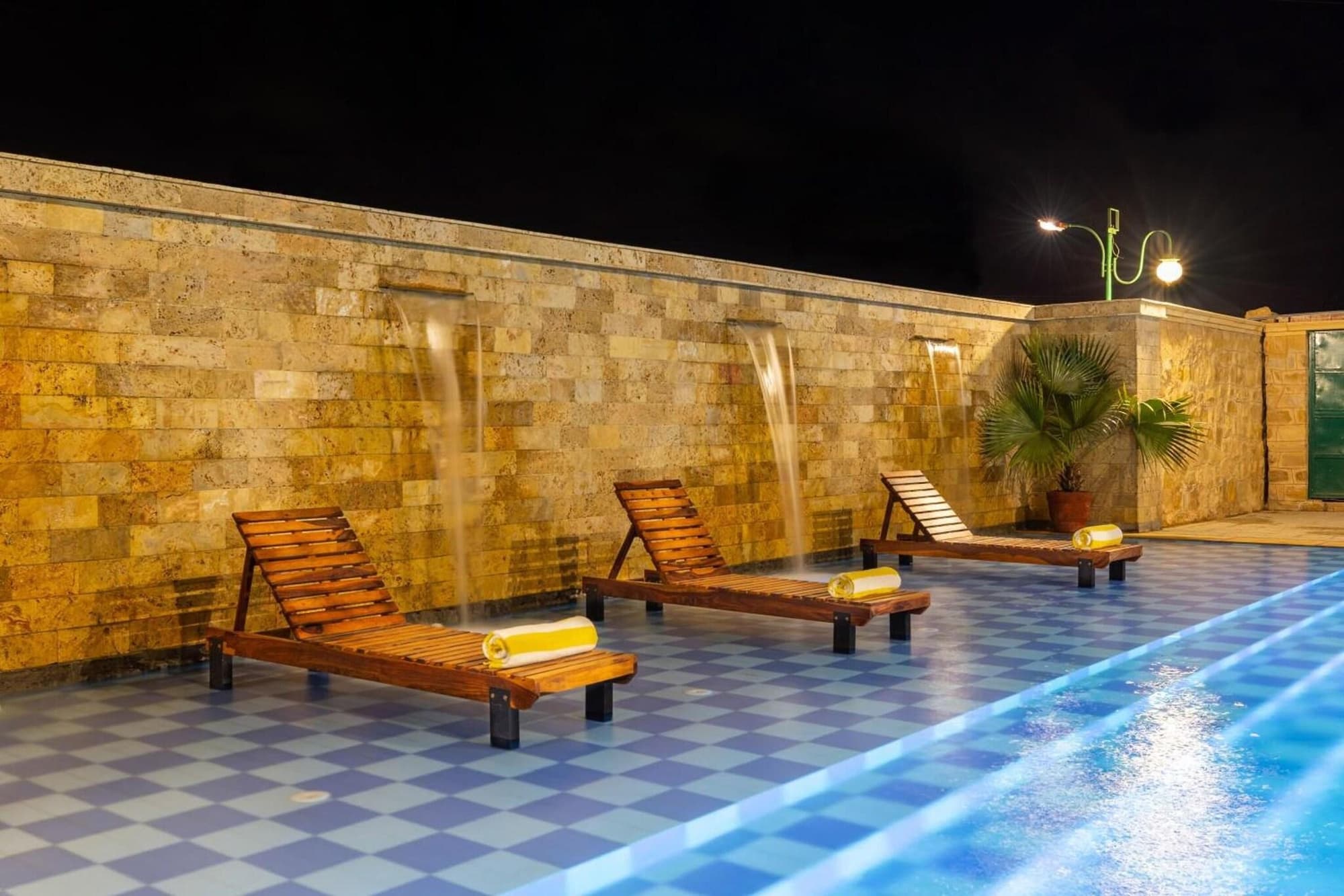 Sairafort Sarovar Portico, Pool