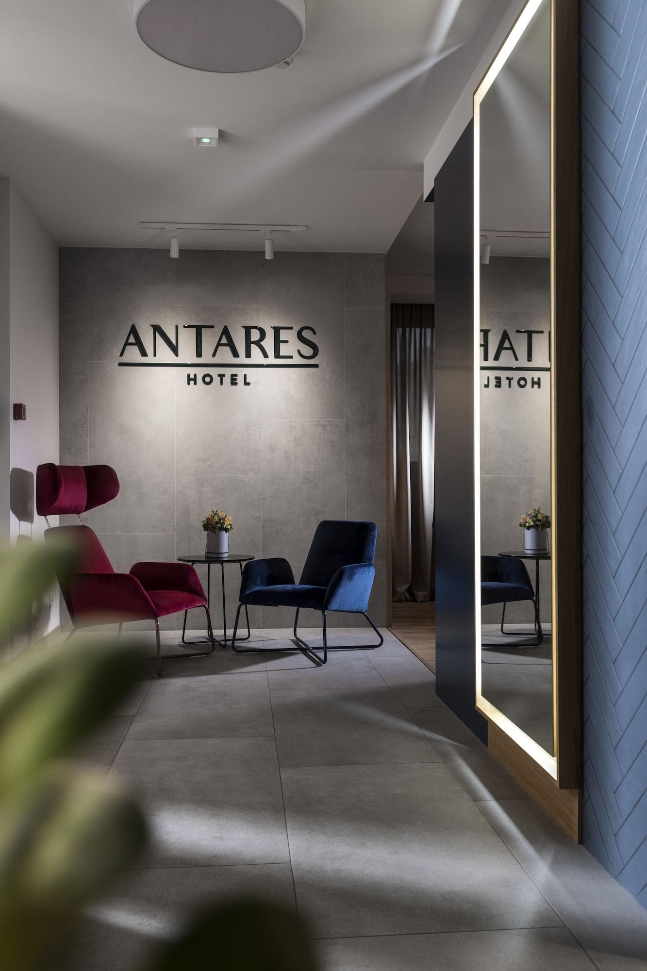 Antares, Lobby