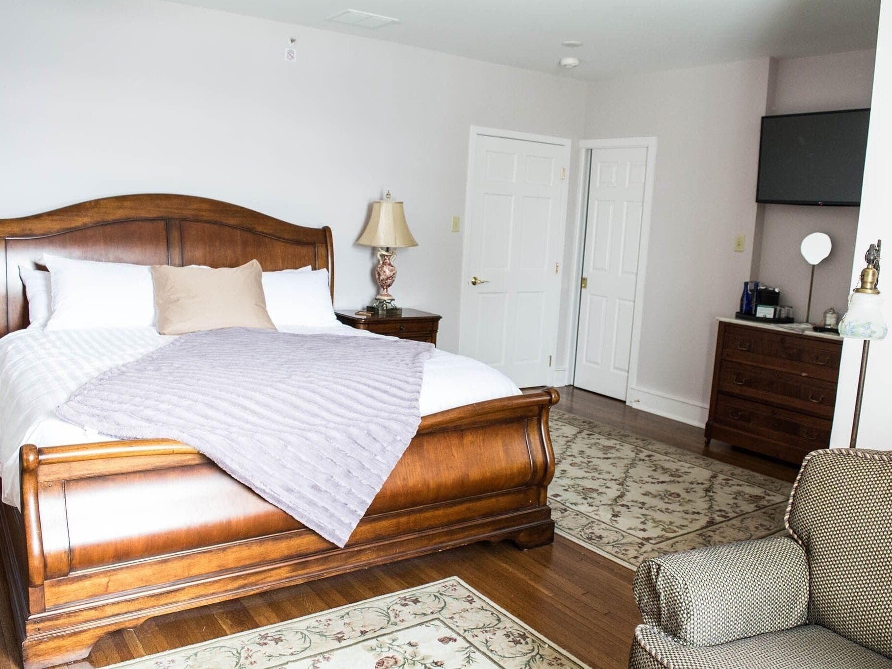 The Manor On Front, Room