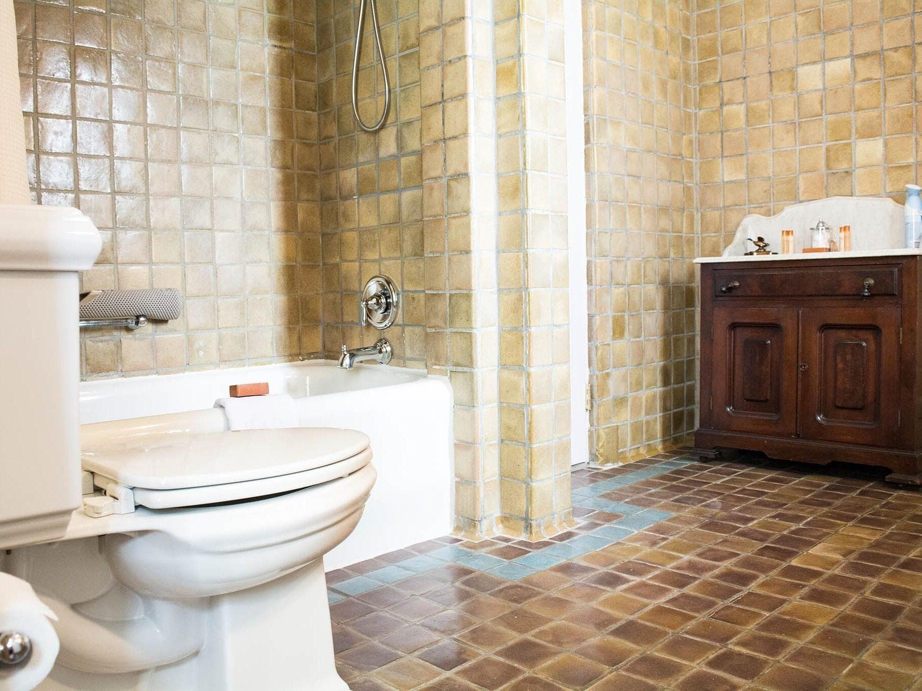 The Manor On Front, Room