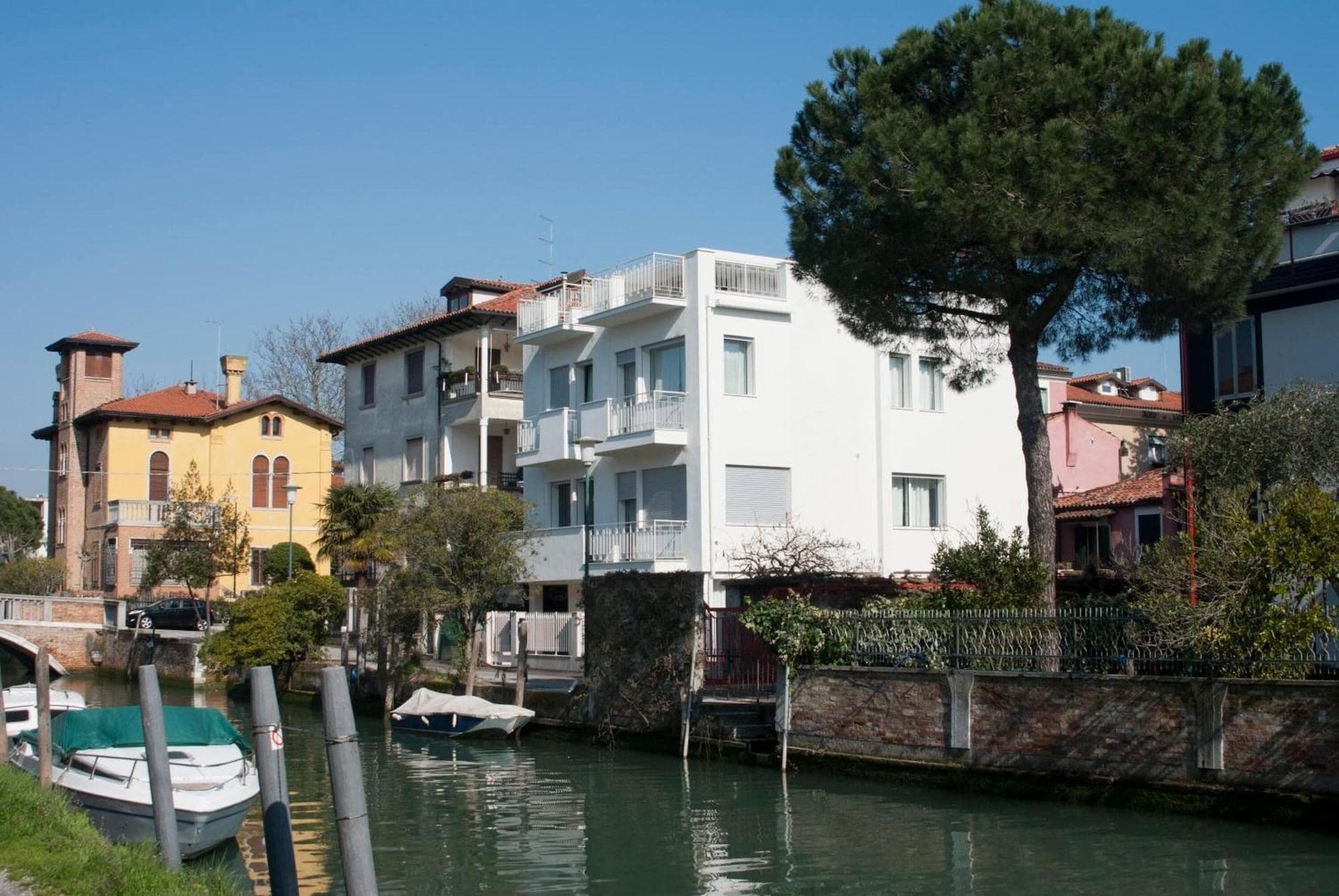 Villa Venice Movie, General view