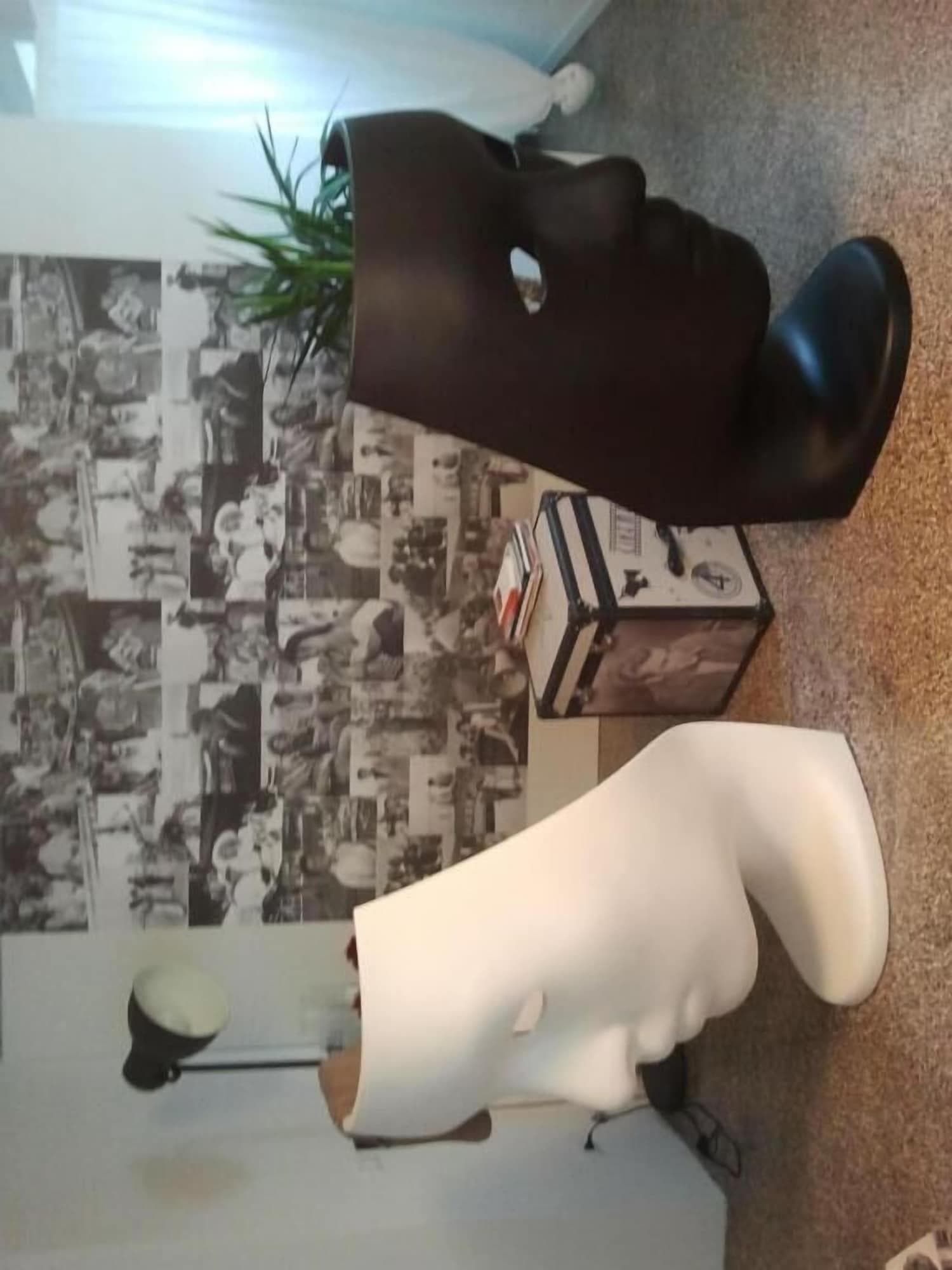 Villa Venice Movie, Lobby