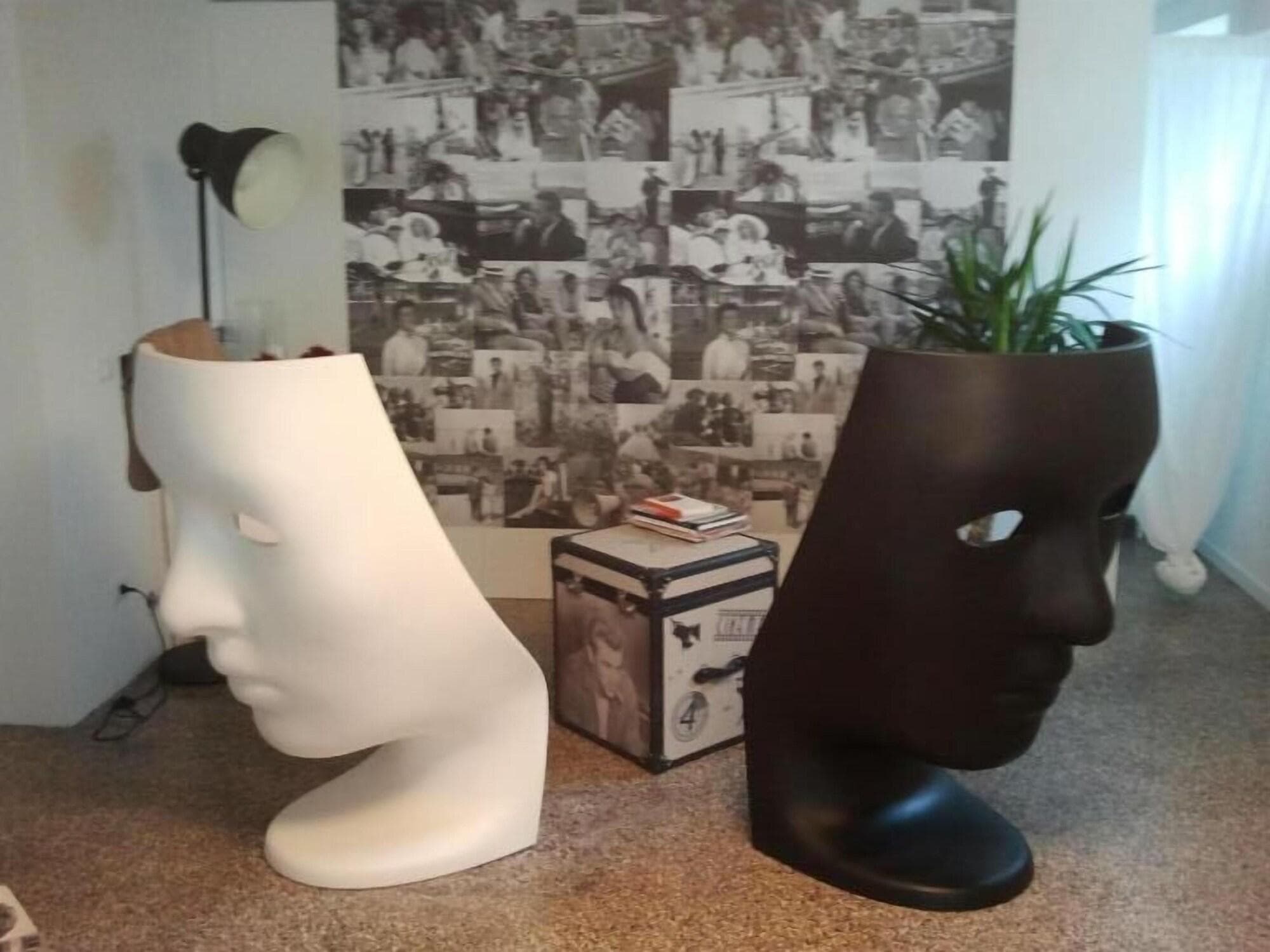 Villa Venice Movie, Lobby