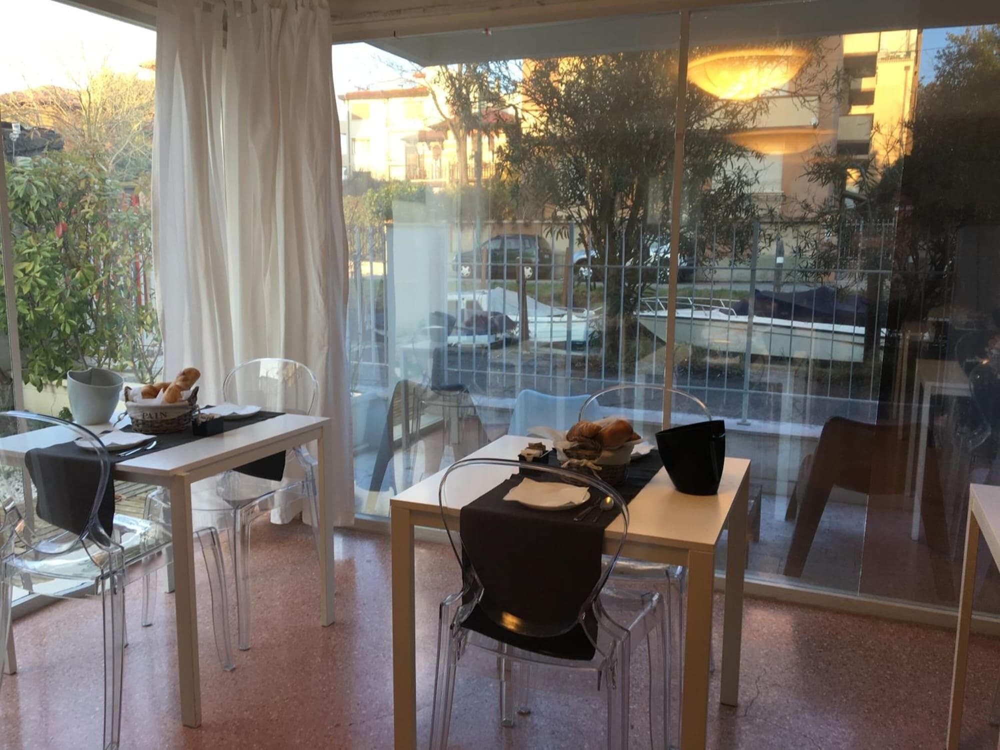 Villa Venice Movie, Restaurant