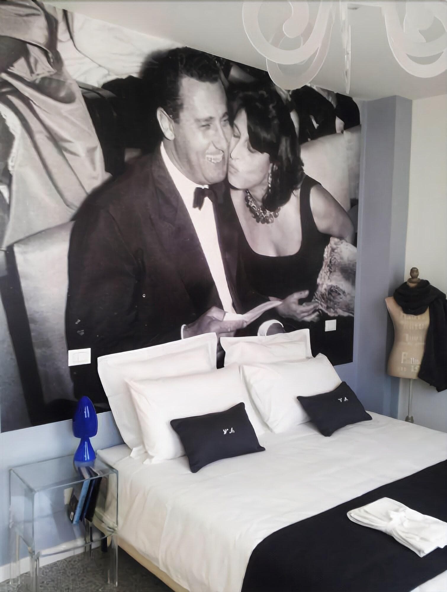 Villa Venice Movie, Room