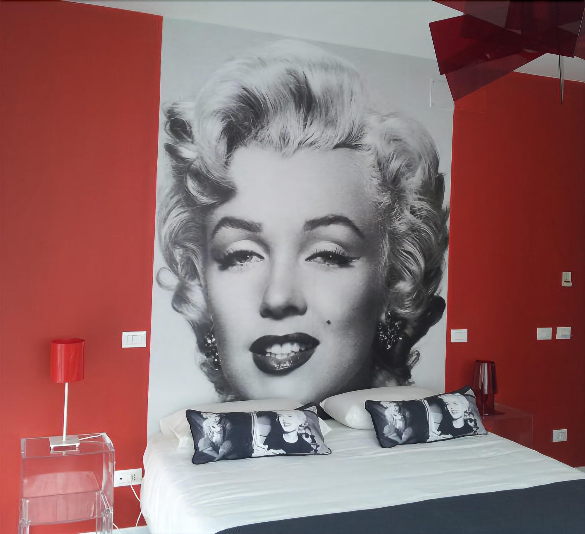 Villa Venice Movie, Room